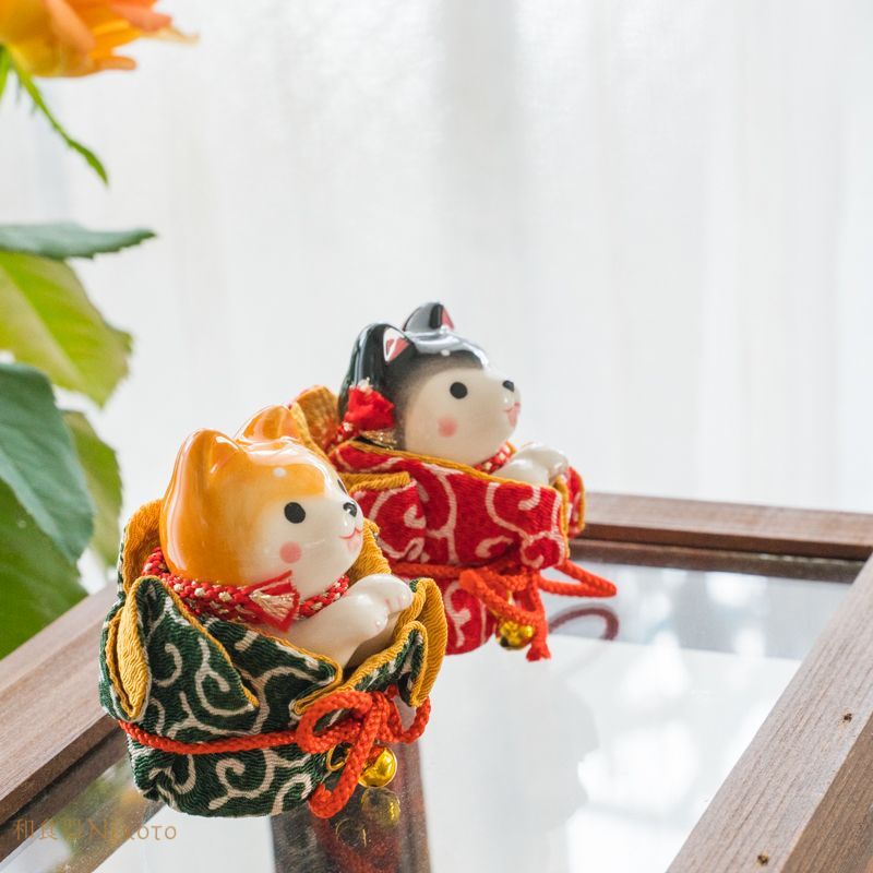 赤い犬の陶器置物 陶器の犬の置物 赤い箱付き 坐狗 陶器