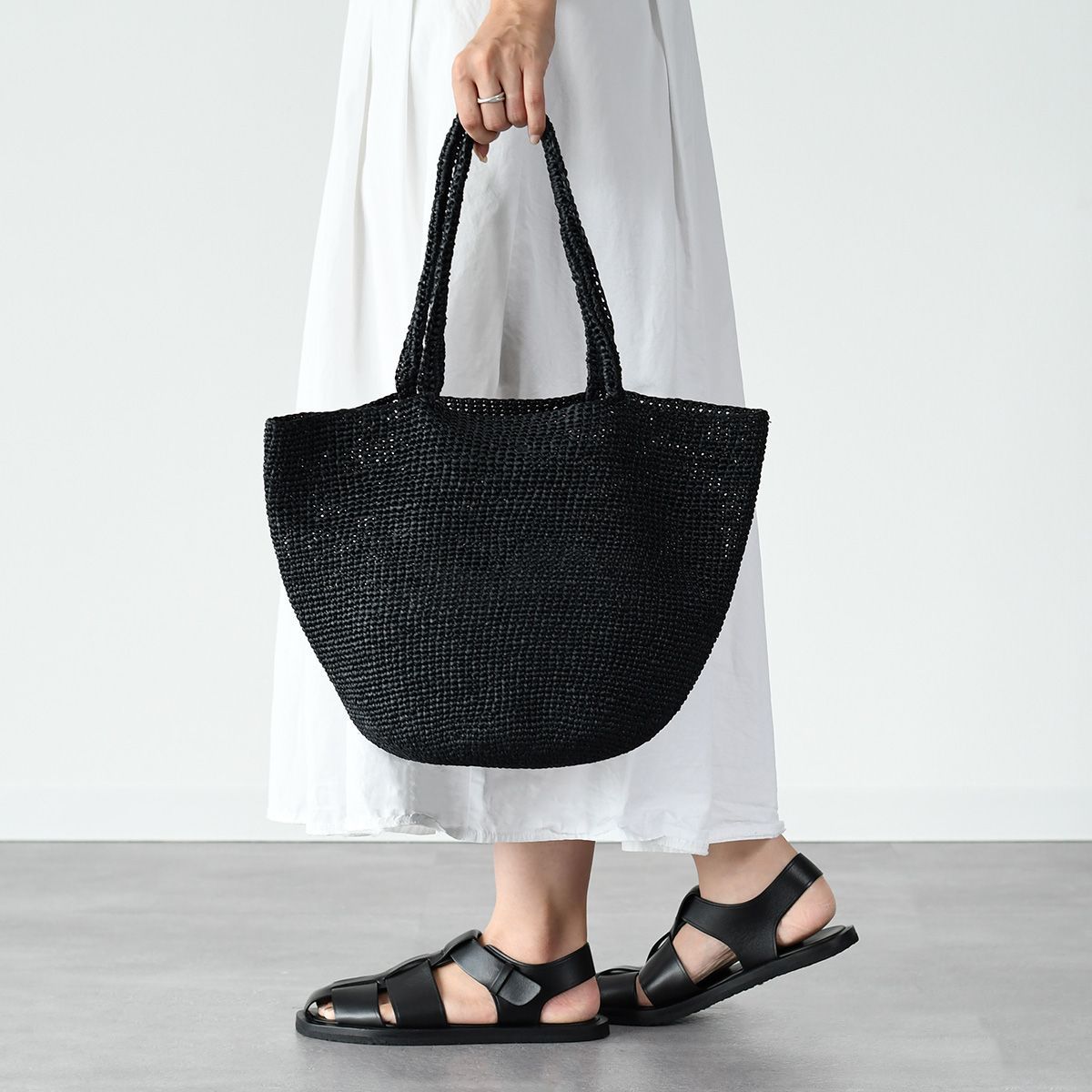 hibi　ザロウ　かごバッグ　美品⭐︎ ザ・ロウ」から登場の【最新かごバッグ】に周囲の視線はくぎづけ