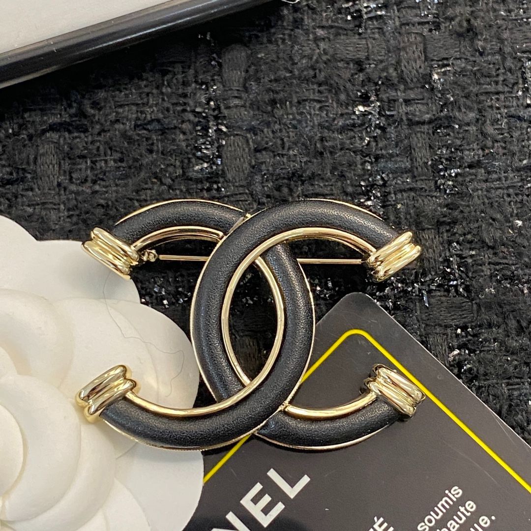 今日 CHANEL シャネル 22 年 羊革 ダブル C ブローチ?