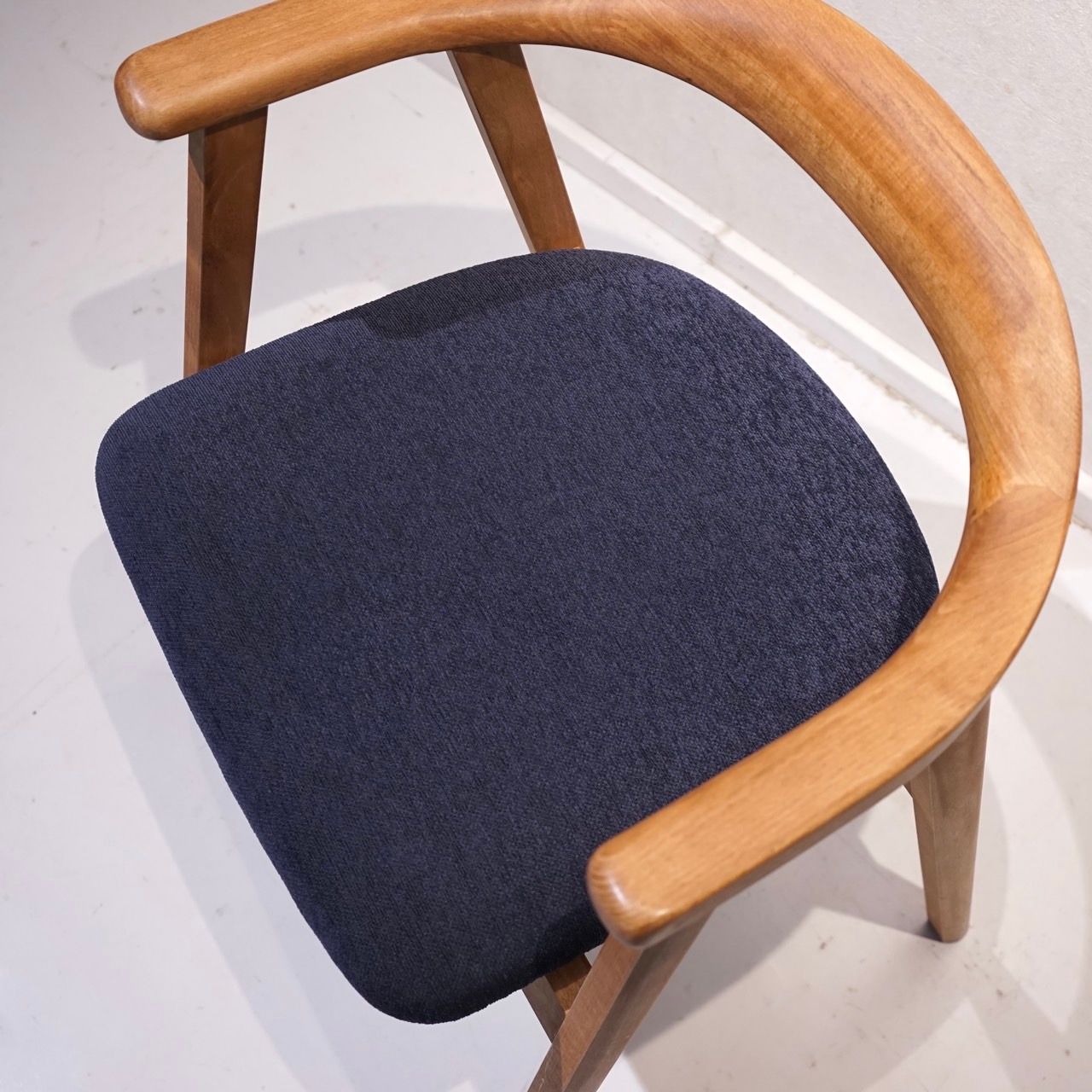 Bello select ダイニングチェア アームチェア 椅子 チェア 木製 ファブリック 北欧 ナチュラル モダン MARWIL-DEMENAGEMENTS_CH