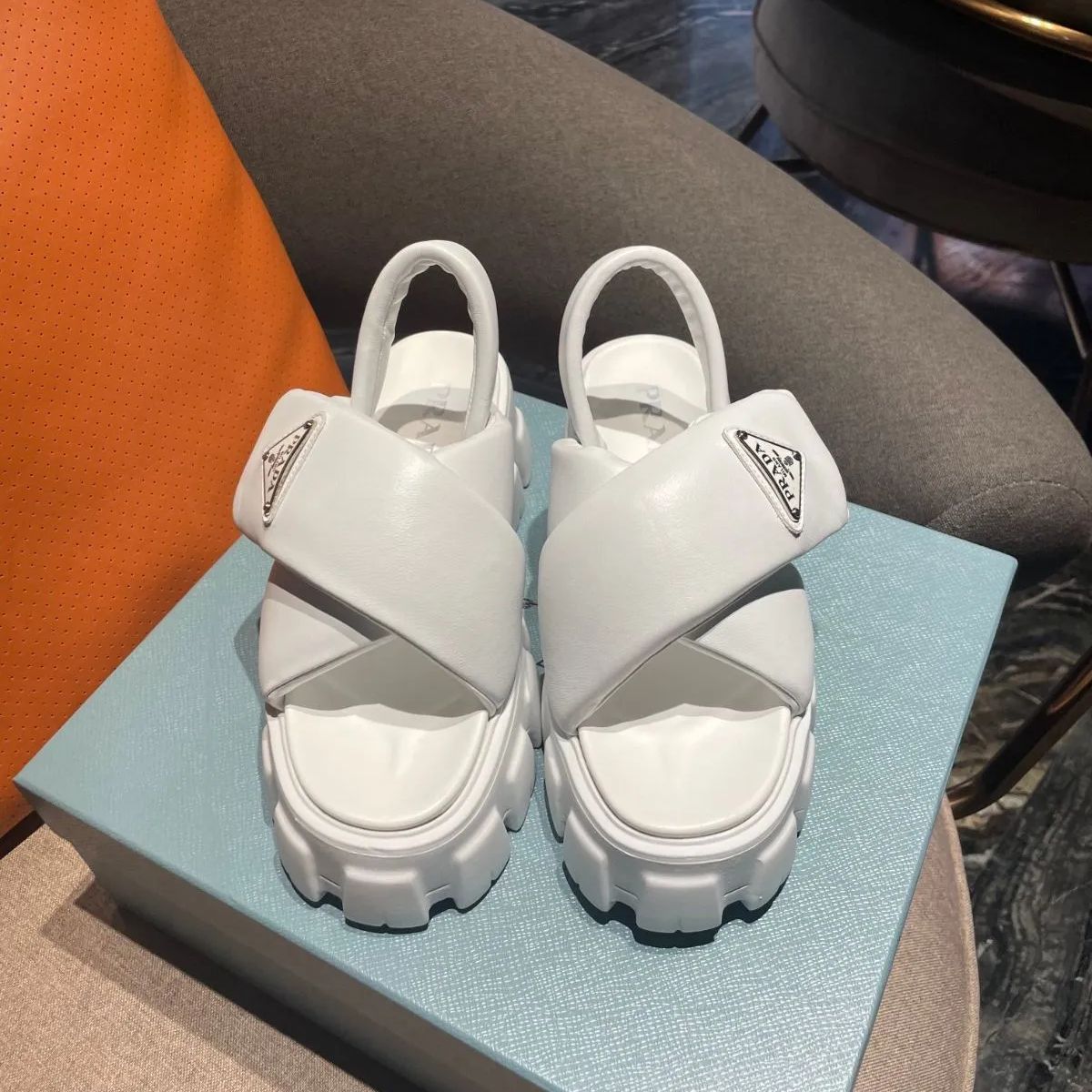 新品☆未使用PRADA プラダ サンダルモノリスパディングサンダル極?美 