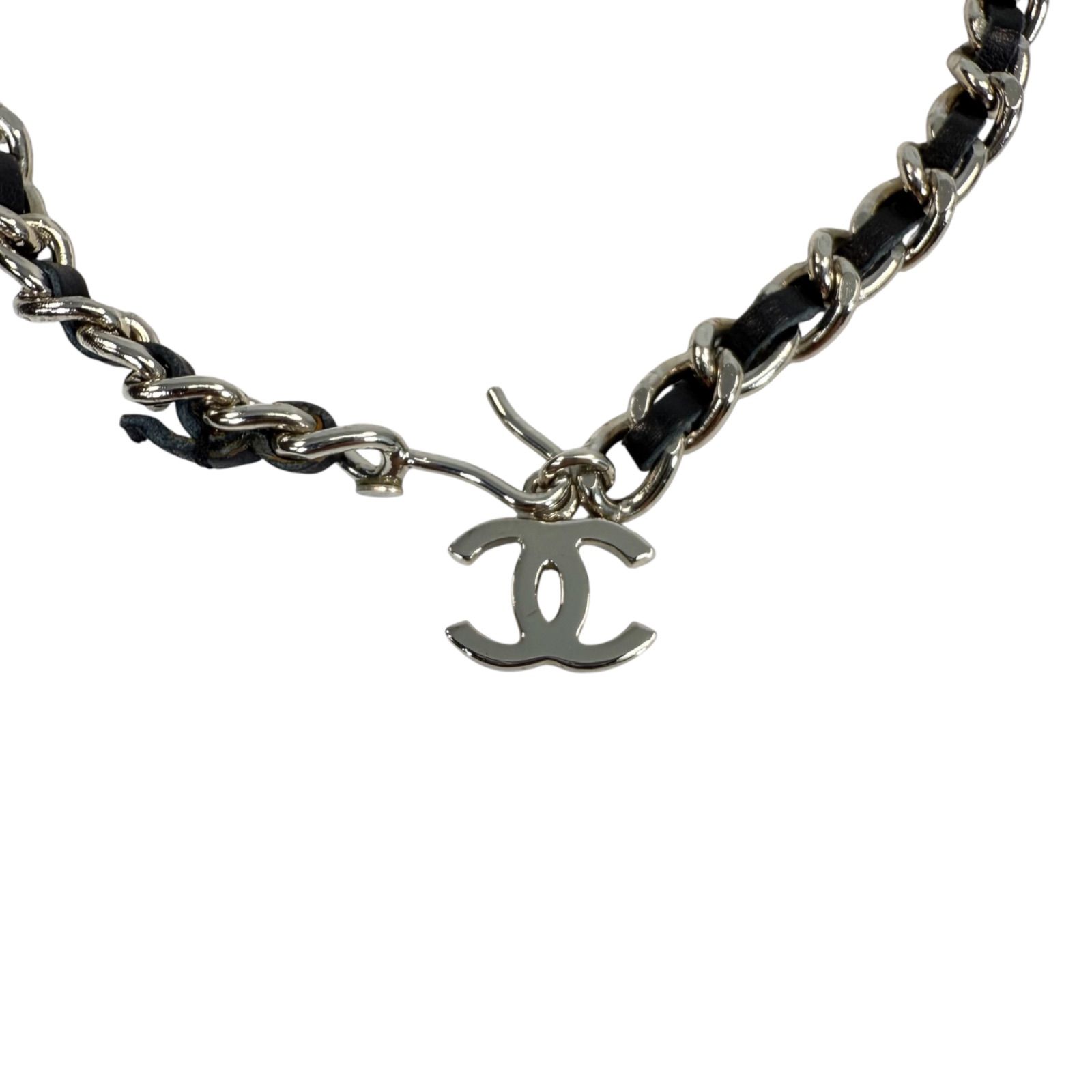 CHANEL チャーム ２点 シルバー✕黒ロゴ 2024年 秋冬 CHANEL シャネル ハンドバッグ シャネル22 メダル