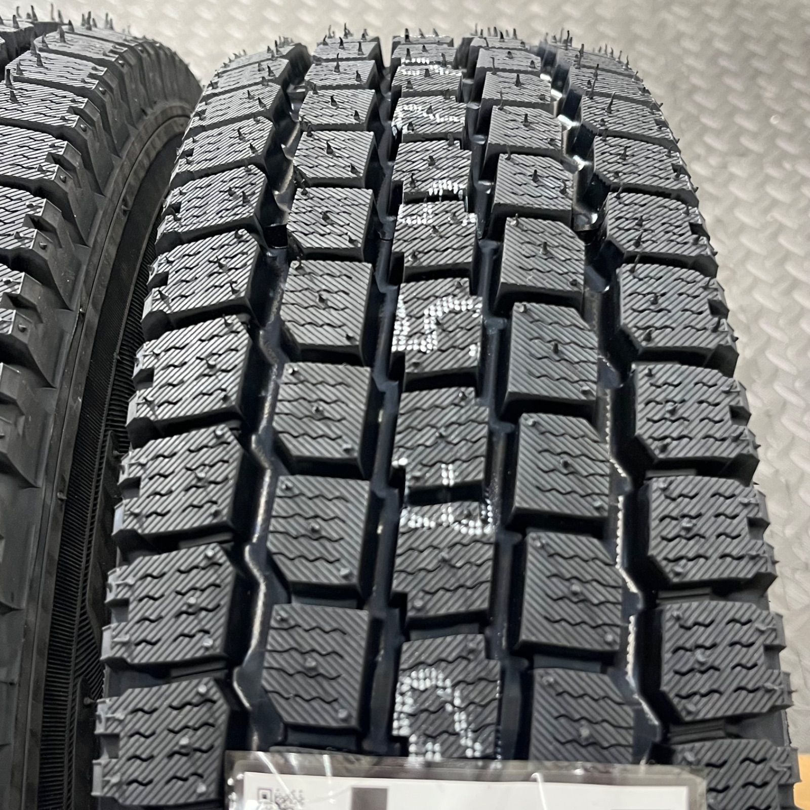 スタッドレスタイヤ 冬タイヤ