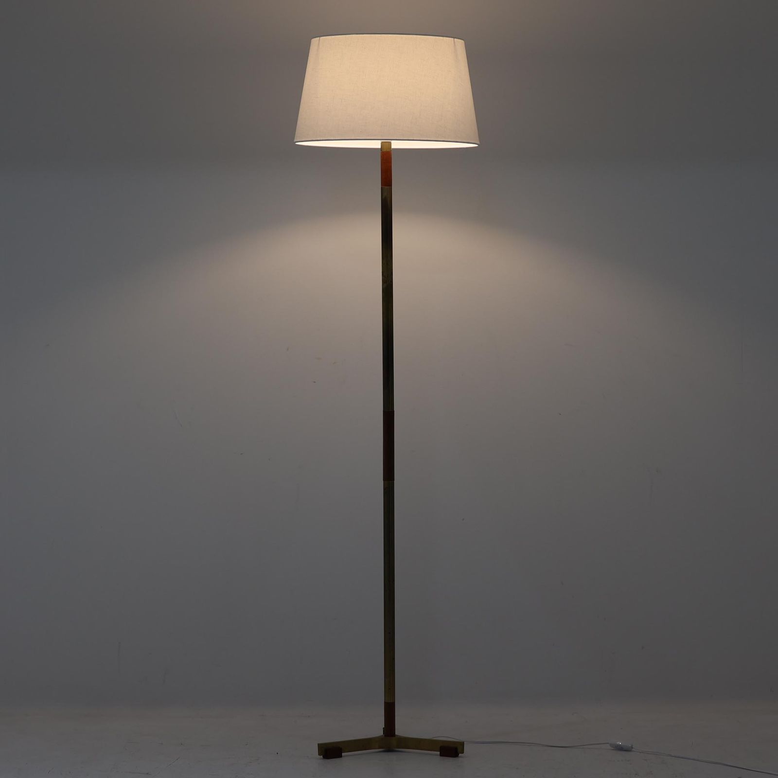 Jo Hammerborg フロアランプ Monolit チーク材×真鍮 高さ164cm Fog - Morup|DK18747