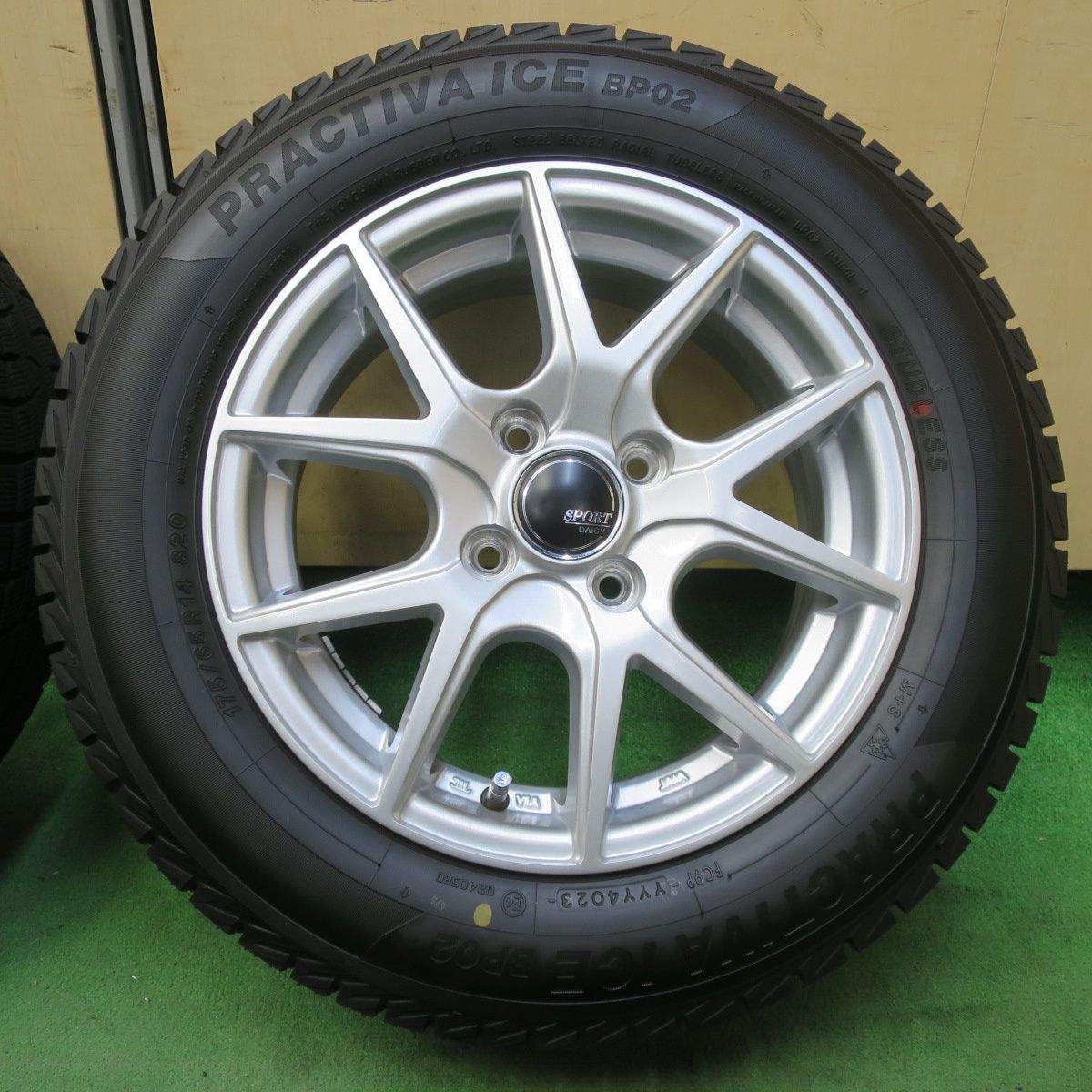 バリ溝！23年！キレイ！ほぼ10分☆スタッドレス 175/65R14 プラクティ 