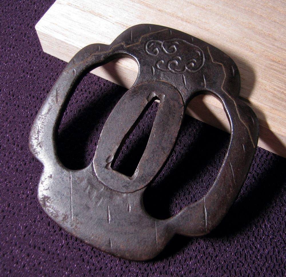 時代武具 鉄製肥後大鍔 時雨傘の図 幅 8.25cm 志水甚五 桐 江戸時代 25j006