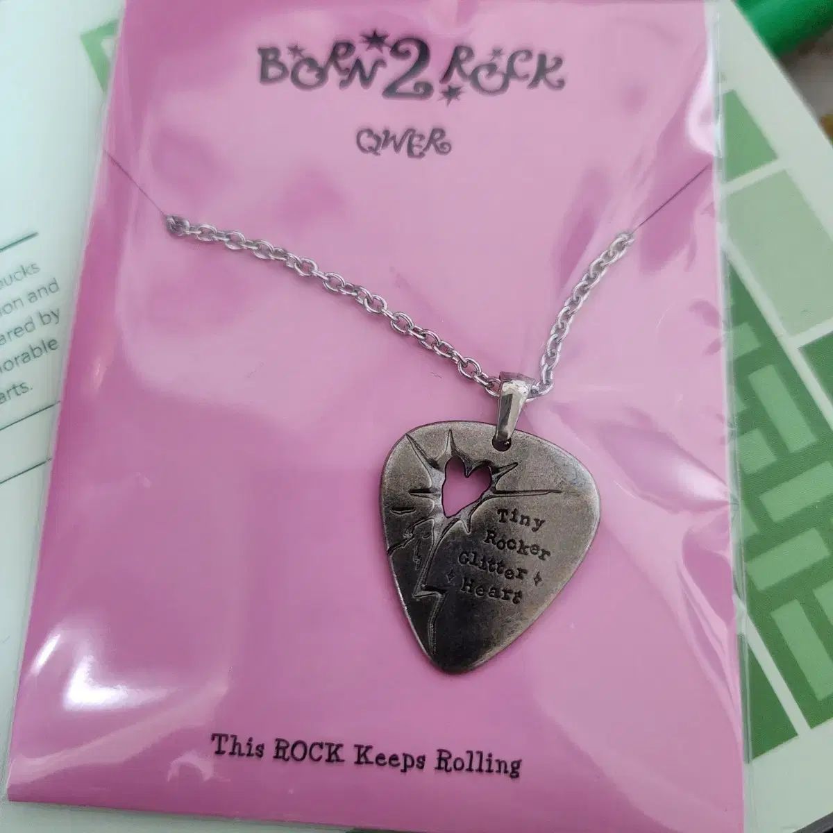 QWER 2周年 ポップアップ ギターピック ネックレス マゼンタ