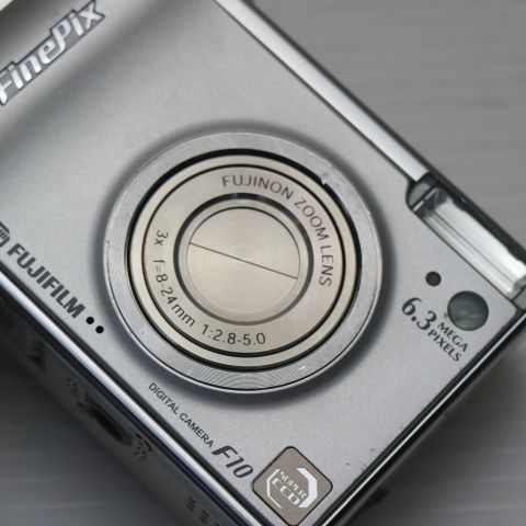 超美品 FinePix F10 シルバー 即日発送 FUJIFILM デジカメ