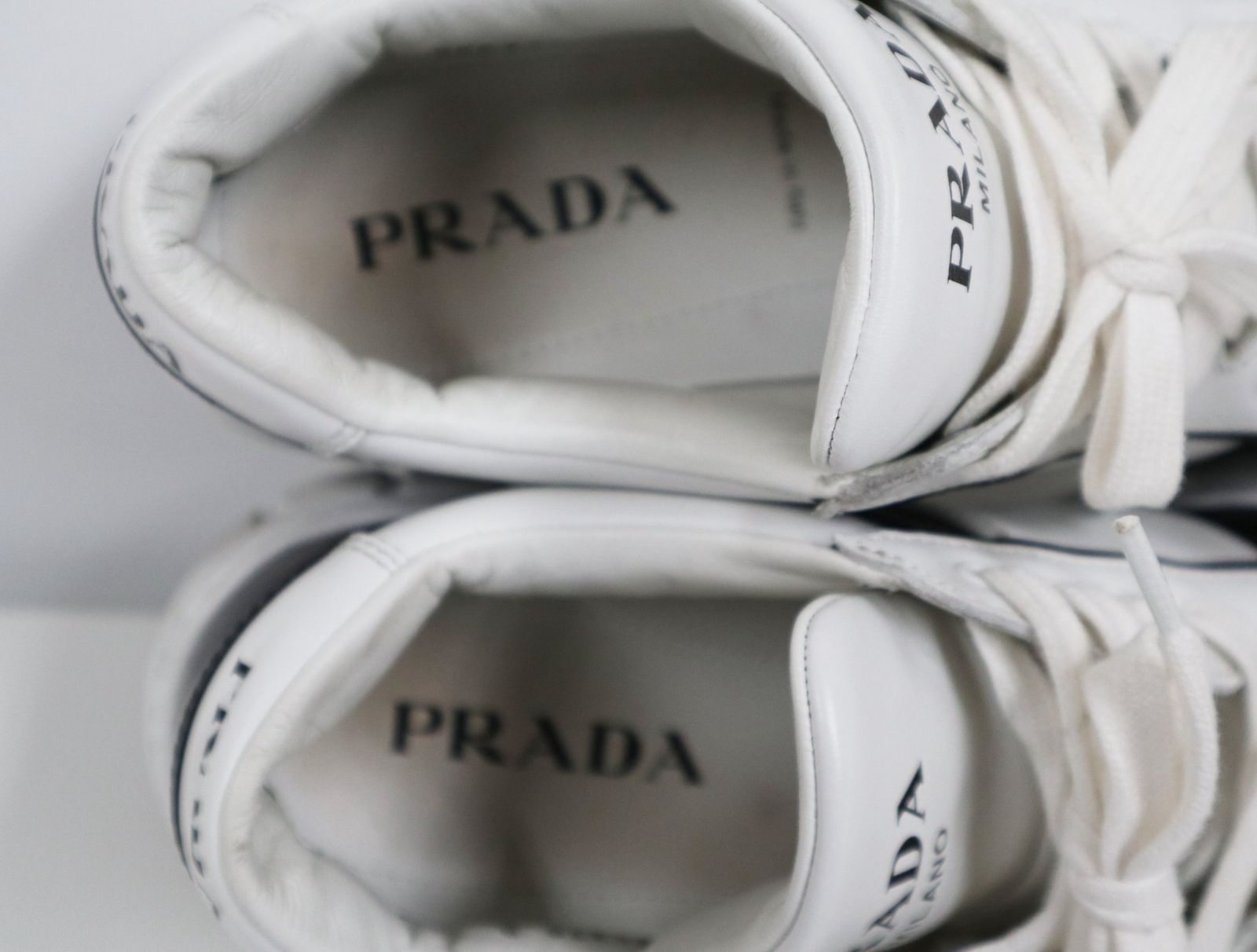 PRADA ダウンタウントライアングルロゴスニーカー ホワイトレザー 38 PRADA ダウンタウントライアングルロゴスニーカー ホワイトレザー 38