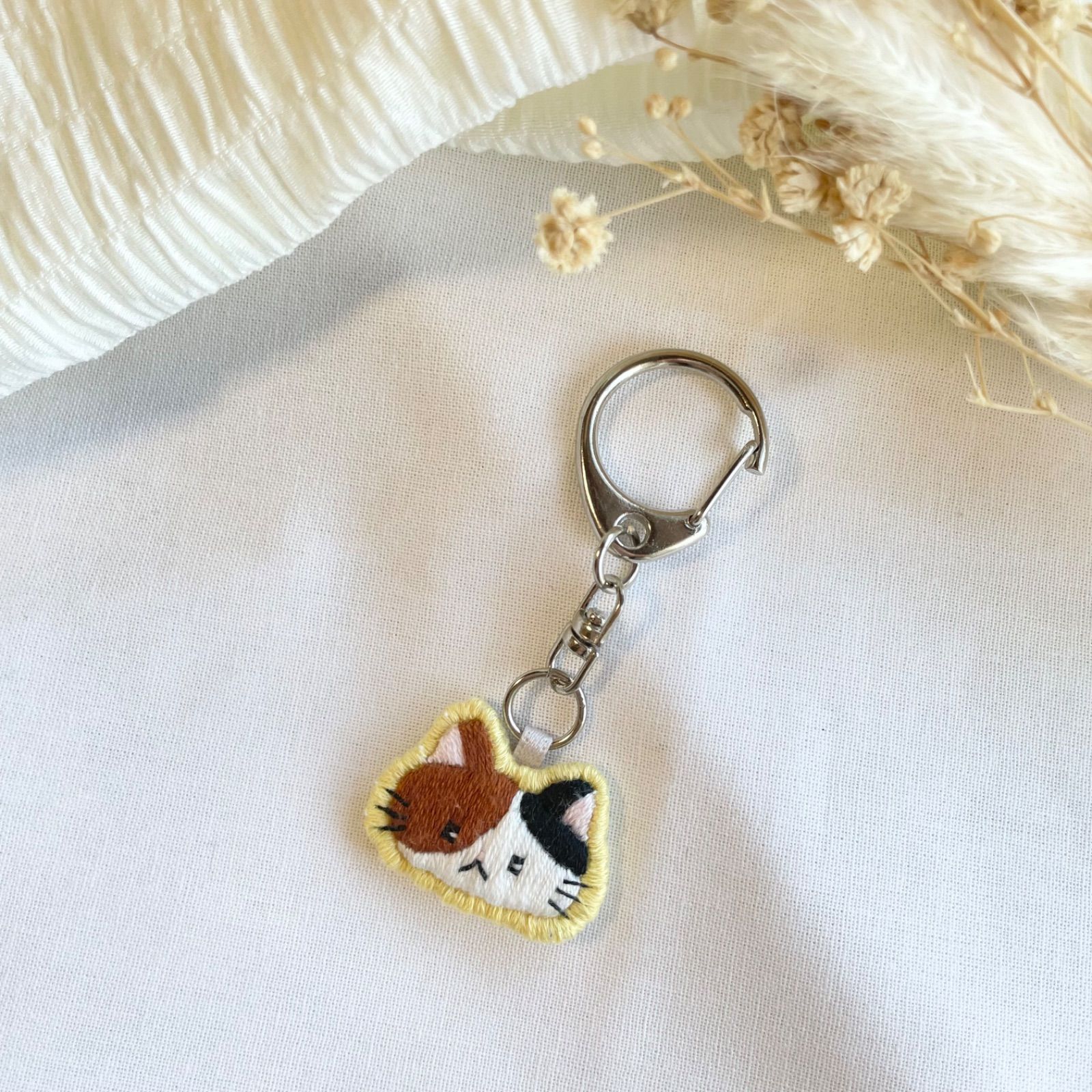 ハンドメイド 猫 モチーフ 刺繍 キーホルダー ストラップ】三毛
