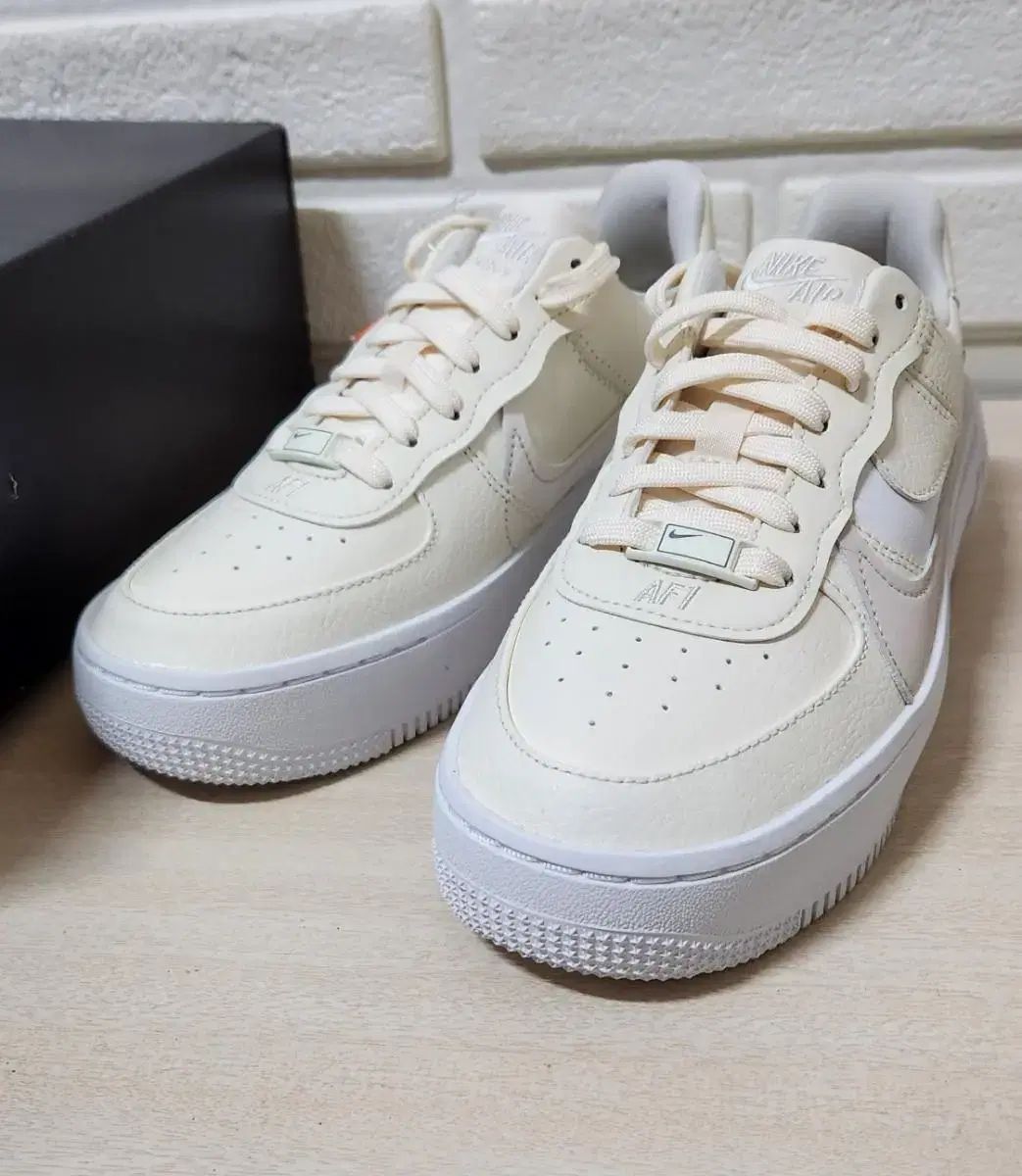 【雷市場（ポンジャン）商品韓国直送】(新品) 230 NIKE(ナイキ) エアフォース 1 フラットフォーム アイボリー