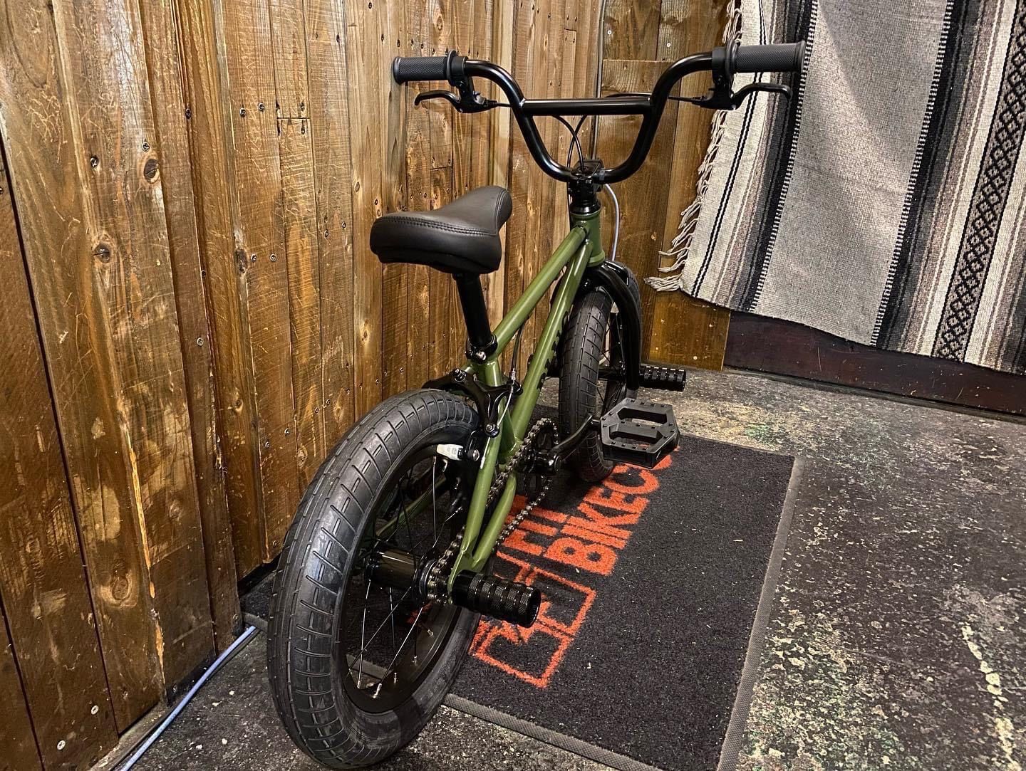 BMX 14インチ キッズ 子供自転車　TNB PLUG 14 FAT TIRE ARMYGREEN　完全組み立てすぐに乗れます。お子様の力でも止まるブレーキパッド付き BMX 14インチ キッズ 子供自転車 TNB PLUG 14 FAT TIRE ARMYGREEN 完全