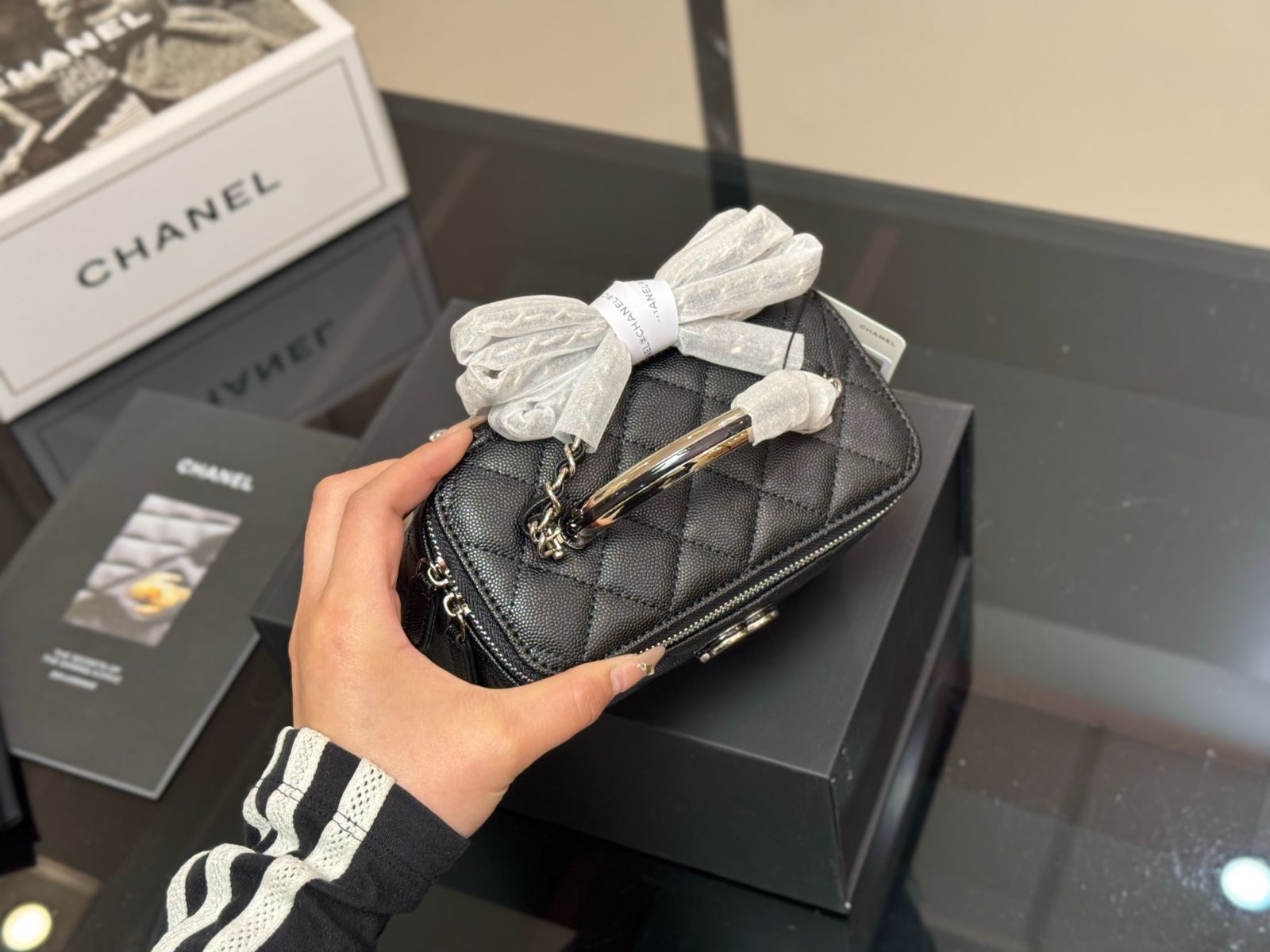 25A CHANEL ロングバニティケース ボックスバッグ ブラック 新品未使用】 CHANEL 25B 最新作 ロングヴァニティケース 黒