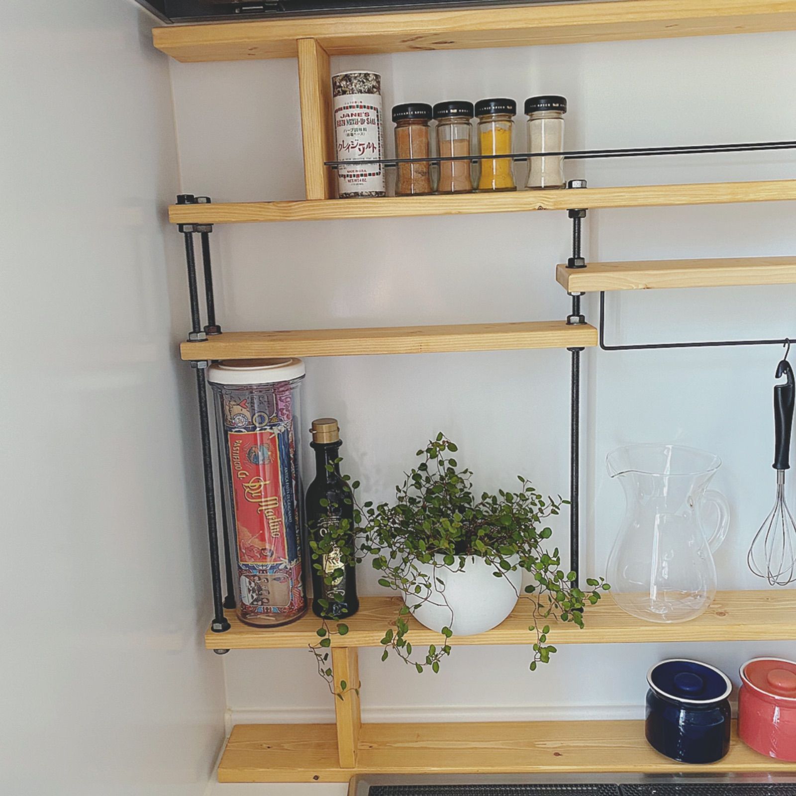 突っ張れるキッチンラックCentral4木目強調窓枠インテリア西海岸 キッチンラック木目強調窓枠インテリア西海岸 突っ張れるキッチン