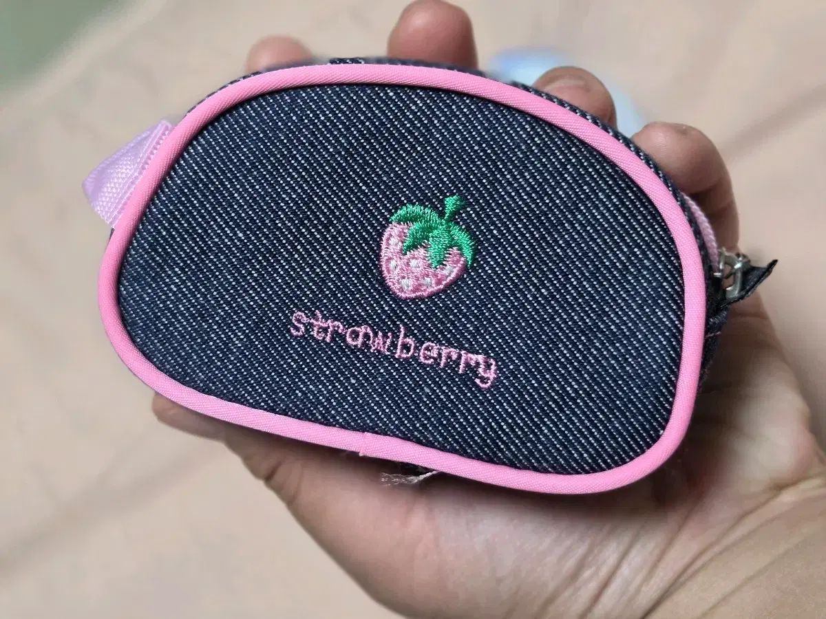 韓国の古典 アウトレット ) デニム 千 小銭入れ ストロベリー刺繍 韓国