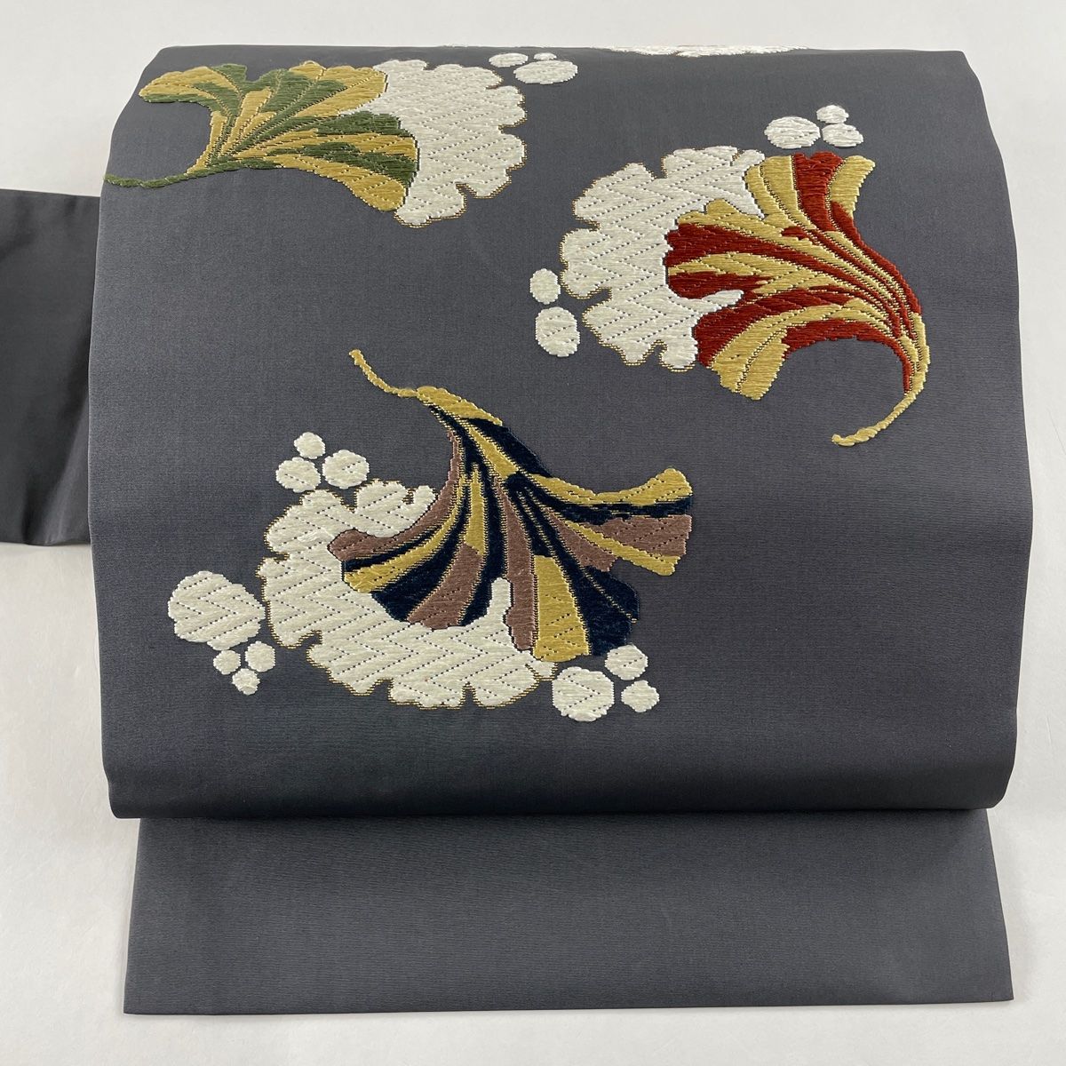 名古屋帯 秀品 葉柄 雪輪 唐織 箔 黒灰 正絹 【中古】 - メルカリ