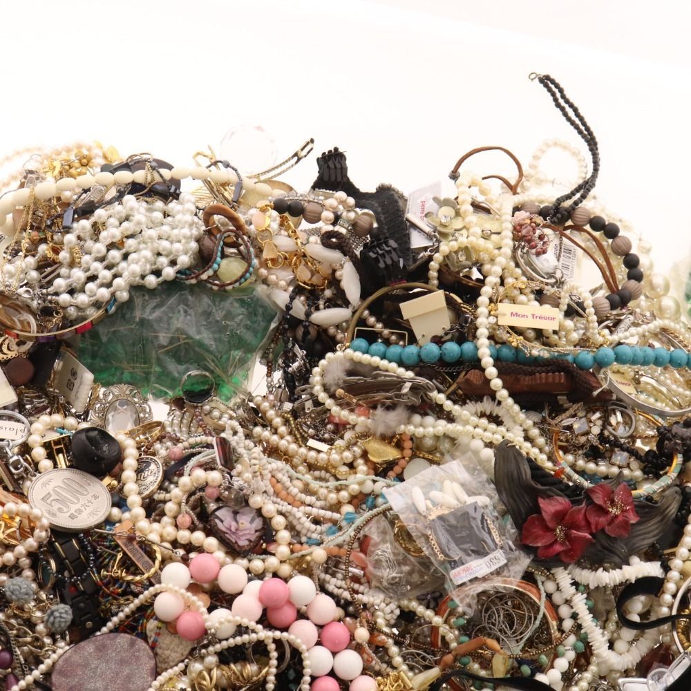 【新品長期自宅保管品】イミテーションアクセサリー　約4キロ　まとめ売り イミテーションアクセサリー まとめ売り大量！約10キロジャンク