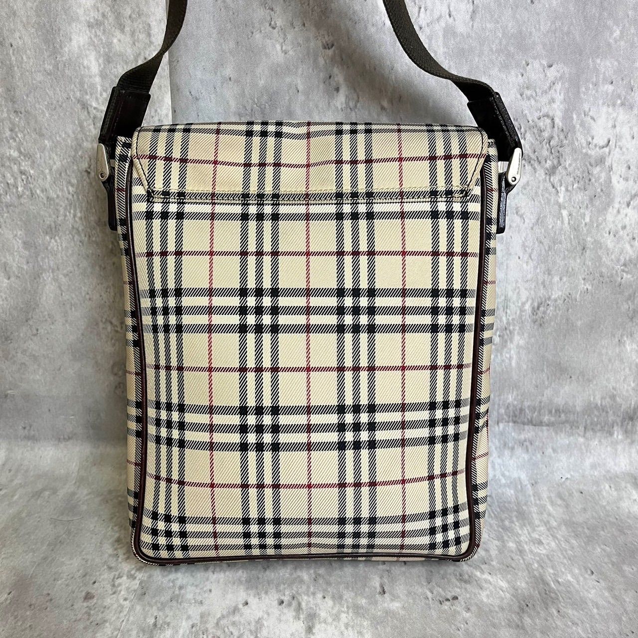 ✨良品✨ BURBERRY バーバリー メッセンジャーバッグ ショルダーバッグ フラップ ノバチェック ロゴ型押し シルバー金具 総柄 ロゴプレート  キャンバス レザー 肩掛け 斜め掛け ユニセックス レディース メンズ ベージュ 肌色 ブラウン 茶色 - メルカリ