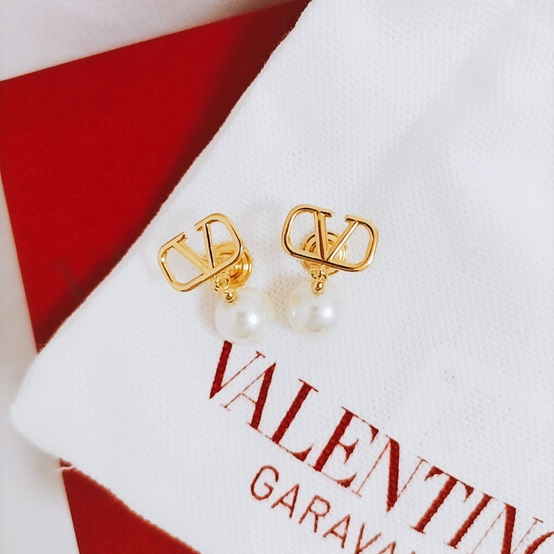 新品未使用】VALENTINO Vロゴ シグネチャー パールビーズ ピアス 新品未使用】VALENTINO Vロゴ シグネチャー パールビーズ ピアス