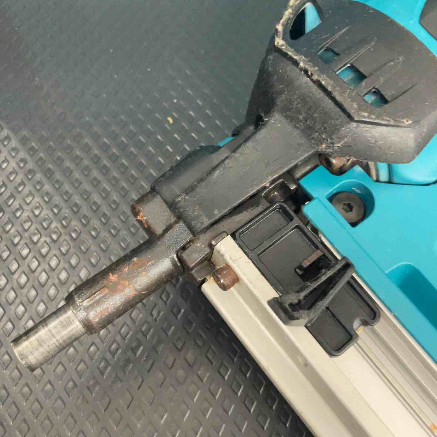 コードレスコンクリート用ガスピン打ち機