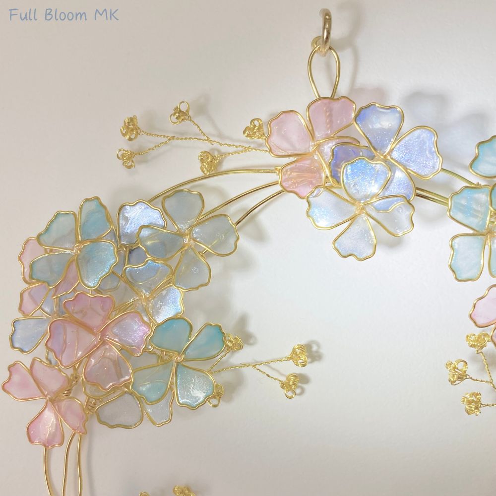 紫陽花リース　オーロラフラワーリース　ワイヤークラフト　ディップアート　アート 🩵 キラキラと輝く青い花 をリースにしました 画像編集で