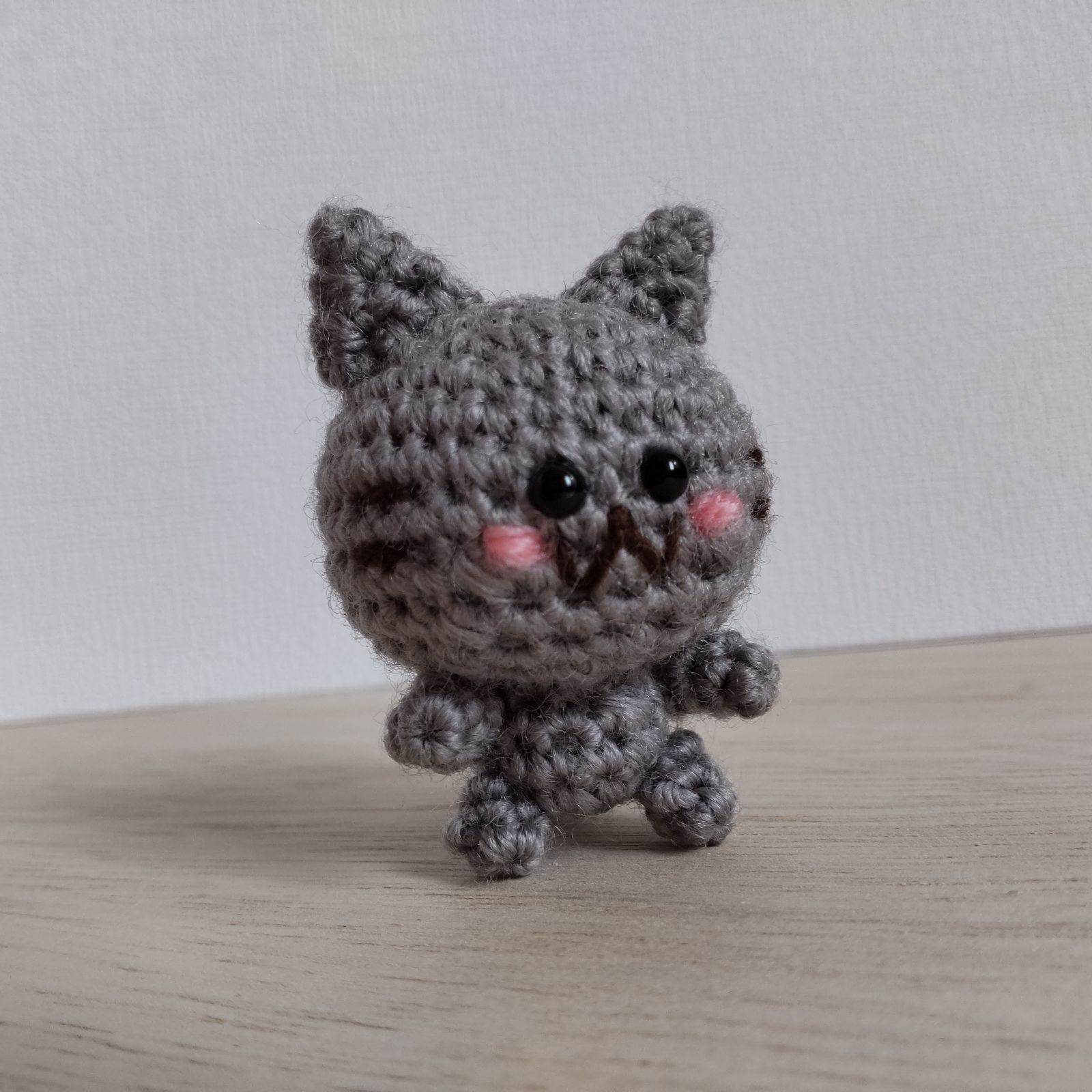 あみぐるみ　ちびねこ　猫　グレー　ひげひげ　ストラップ　ハンドメイド あみぐるみ ちびねこ 猫 グレー ひげ ストラップ ハンドメイド - メルカリ