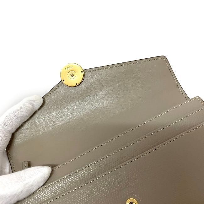 【美品】フェンディ 二つ折り財布 グレー ゴールドロゴ エフイズ レディース