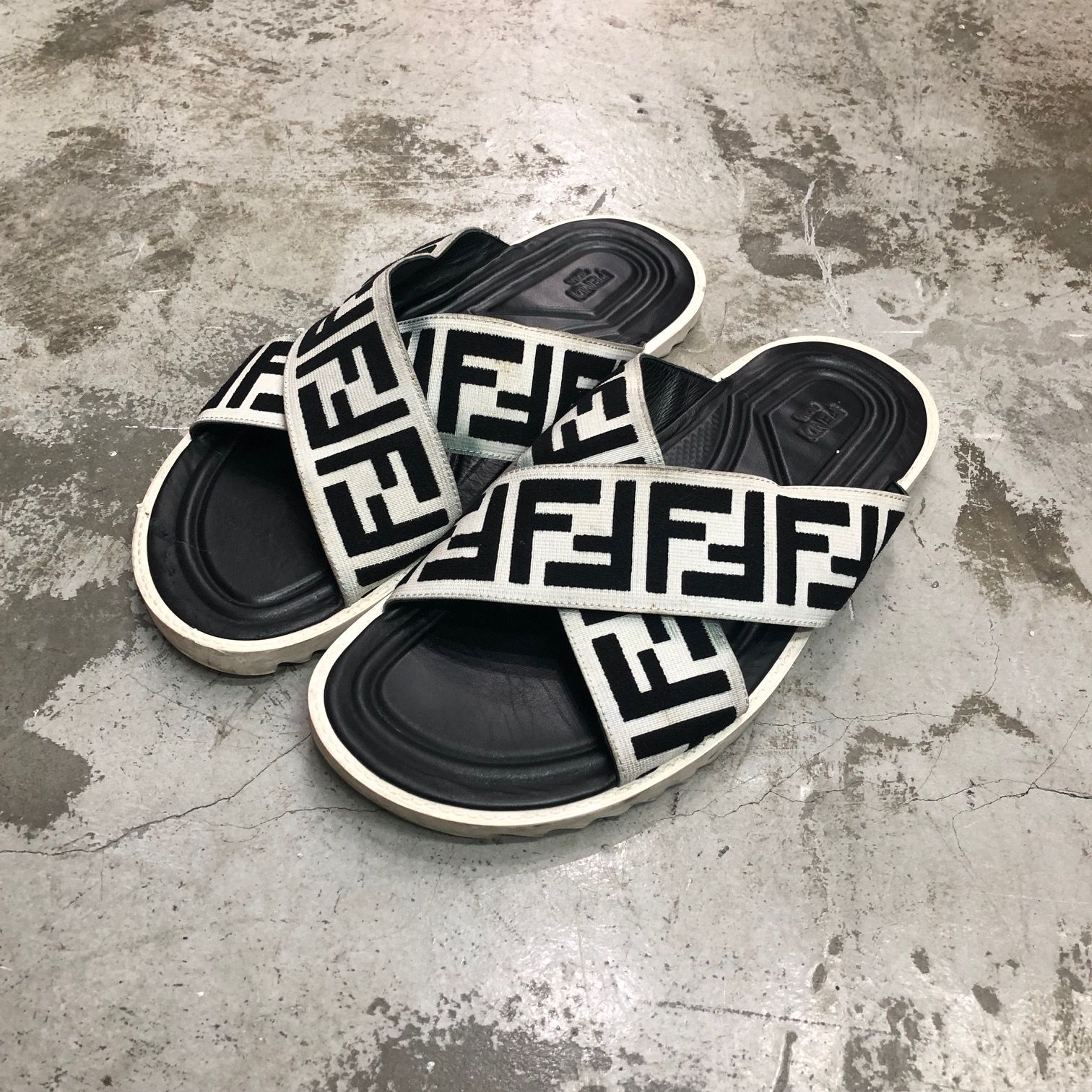 FENDI ズッカ柄 レザー サンダル X1222 フェンディ 7 75701A1 - メルカリ