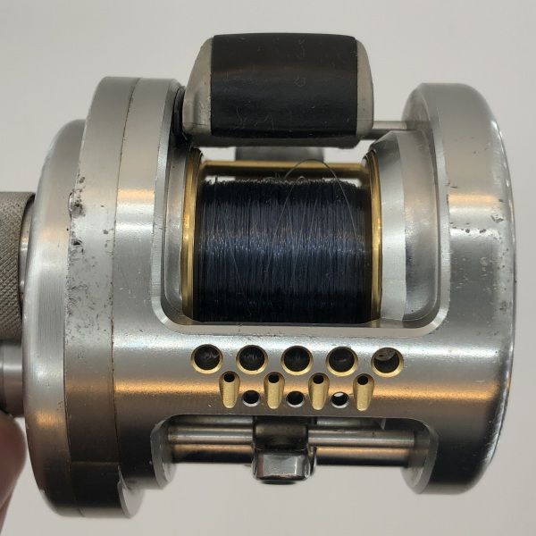 シマノ カルカッタコンクエスト100DC右ハンドル01865 中古品