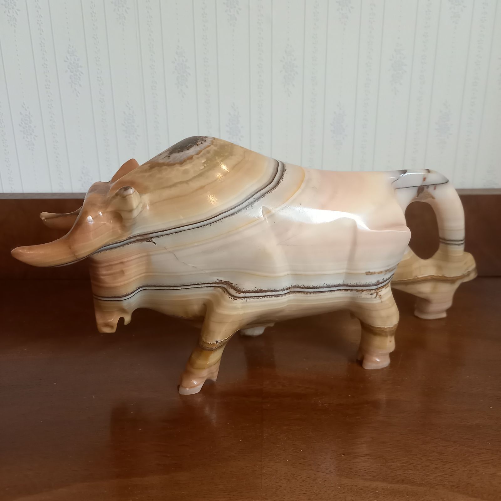 牛 バッファロー 石の置物 瑪瑙 - メルカリ