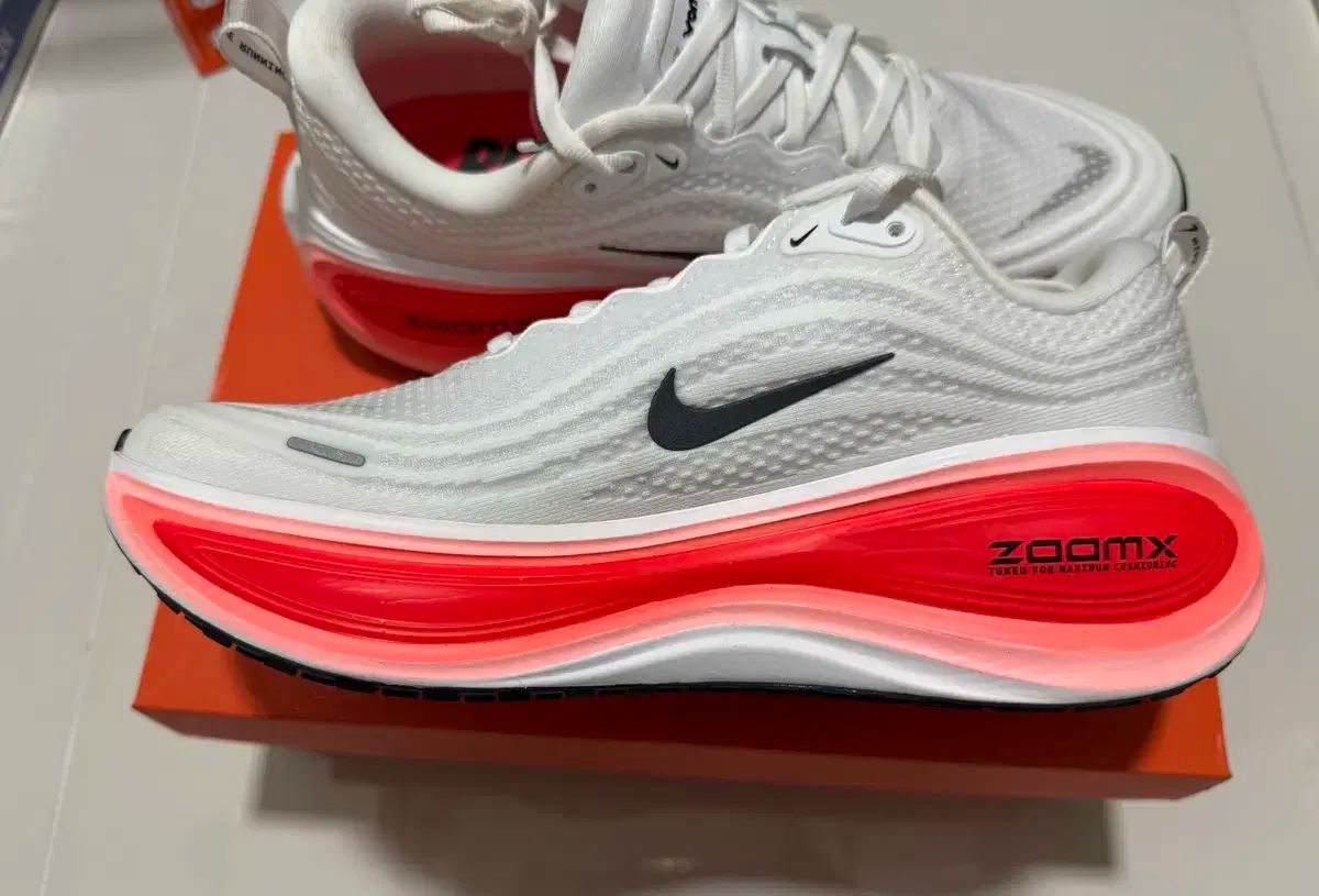 NIKE(ナイキ) ボメロプラス - メルカリ