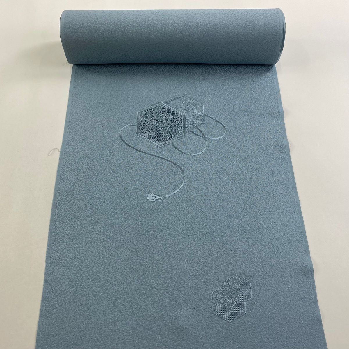 反物 秀品 付下げ 堅牢染 亀甲 草花 刺繍 青灰色 正絹