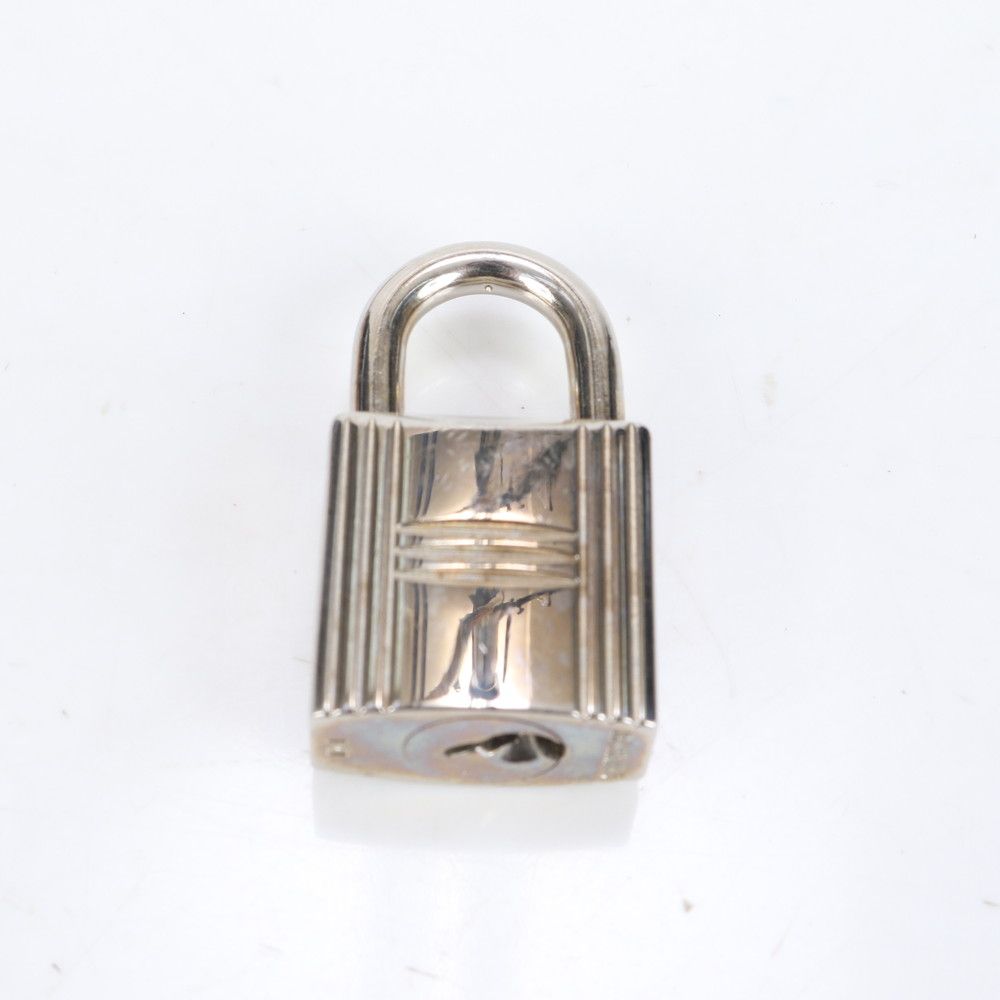 【美品】 HERMES エルメス カデナ南京錠シルバーカデナ&ゴールド鍵 楽天市場】【美品】エルメス HERMES カデナ キー ゴールド 金属