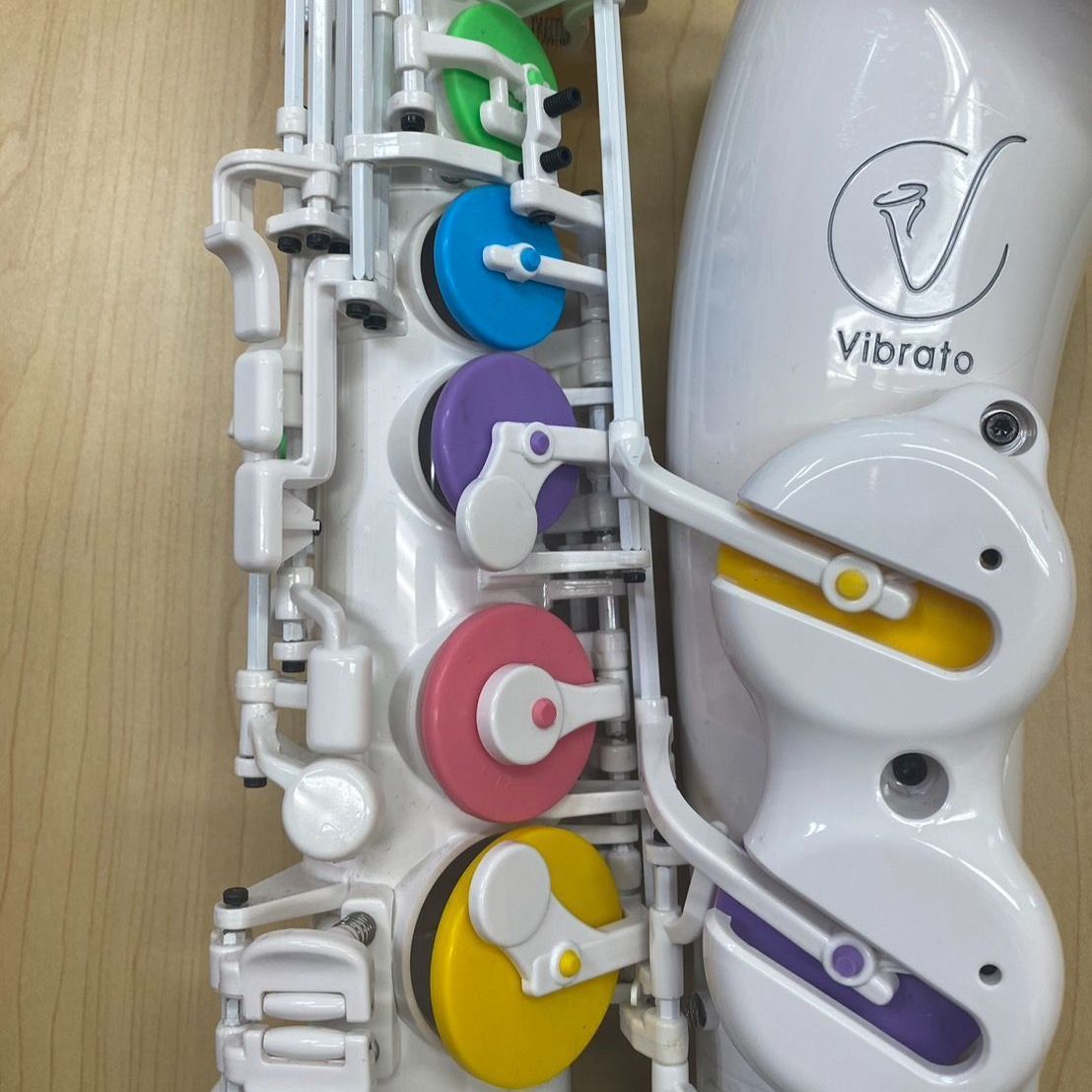 VIBRATO SAX A1S Ⅲ バイブラートサックス レインボーパッド アルトサックス music 音楽 楽器 white 白 rainbow 虹  シンプル ポリカーボネイト ABS樹脂 管楽器 吹奏楽 可愛い 木管楽器 ブランド アンティーク コンサート - メルカリ