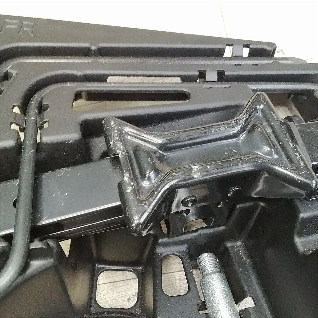 プリウス ZVW30 スペアタイヤ+工具セット T135/80D16 - メルカリ