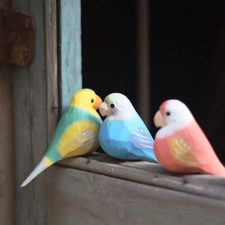 【3個入り】鳥の彫刻 置き物 置物 鳥 鳥のアジアンインテリア グッズ 木彫りのオブジェ 風水アイテム リビングルーム 卓上 棚 アニマルオブジェ 部屋装飾品 バード インコ ホームデコレーシ