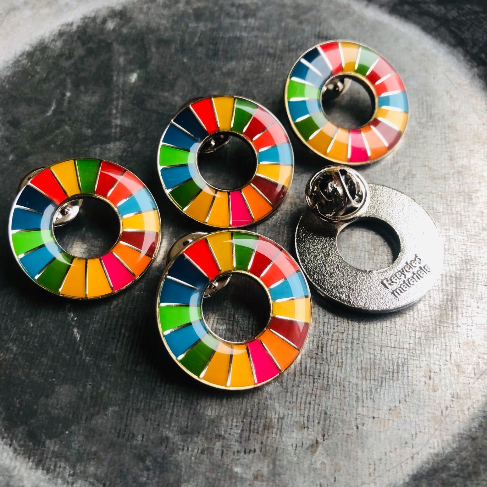 国連本部純正品】SDGs ピンバッジ 5点セット【特別提供品】 - メルカリ