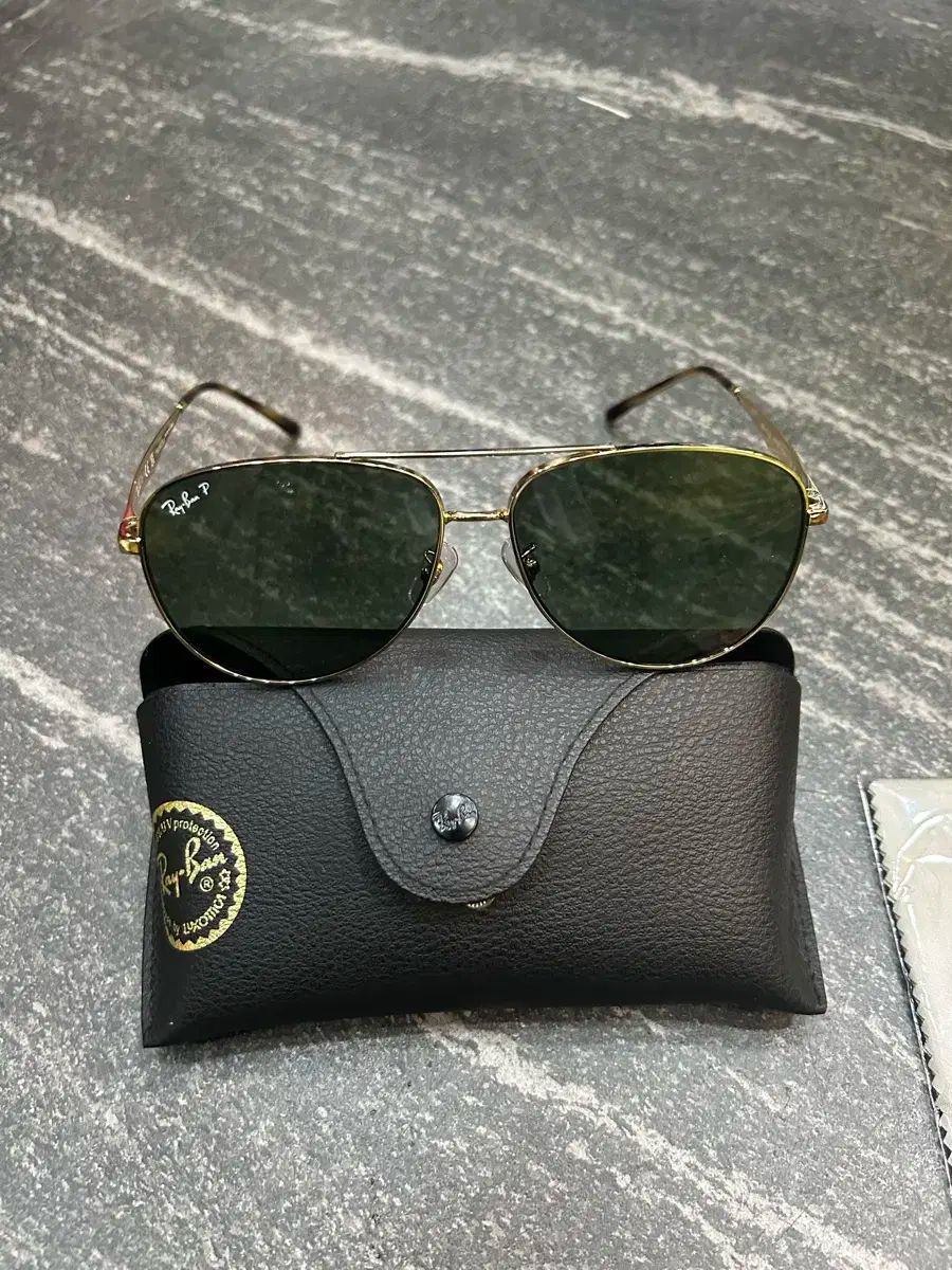 美品》 フェンディ ロゴ サングラス SL7516 ブラック×ゴールド系 FENDI  