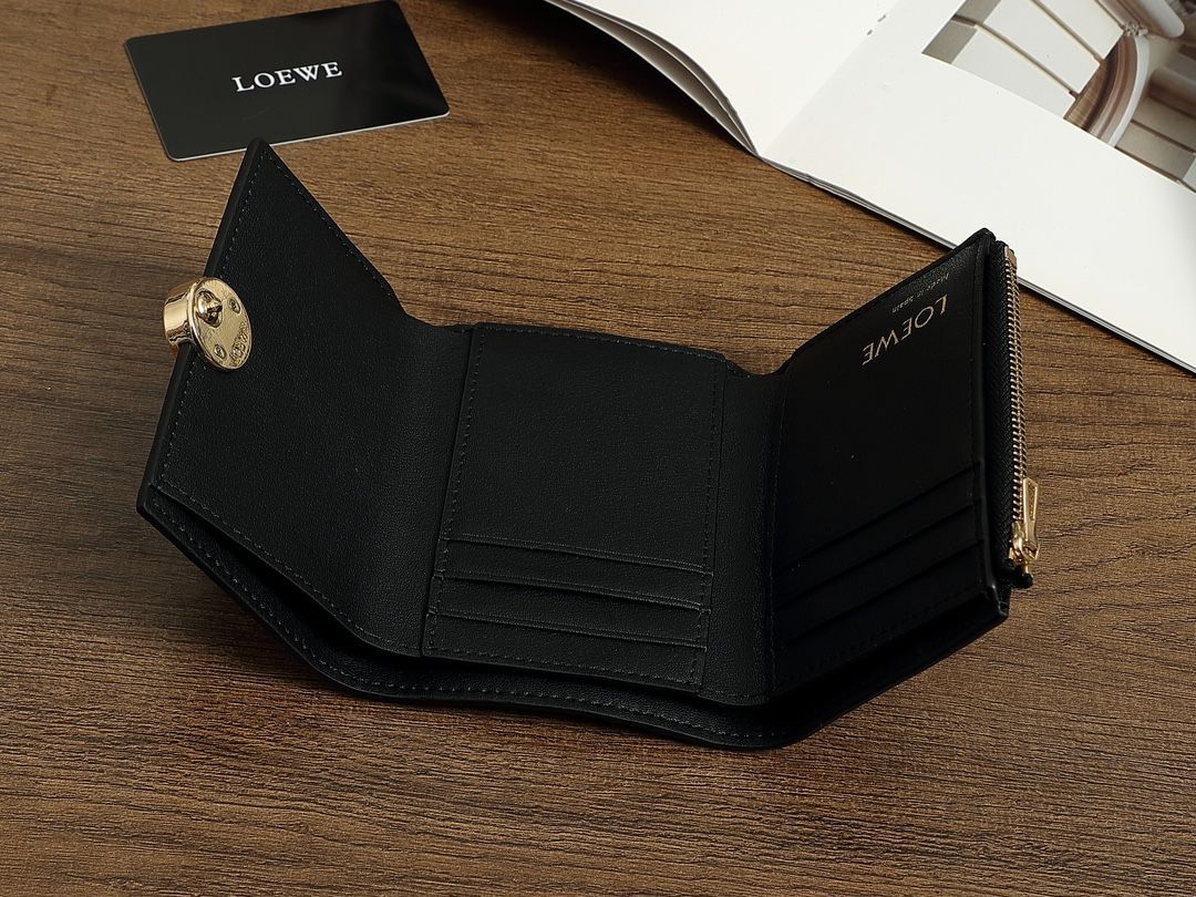 LOEWE ブラックレザー 三つ折り財布 新品 - メルカリ