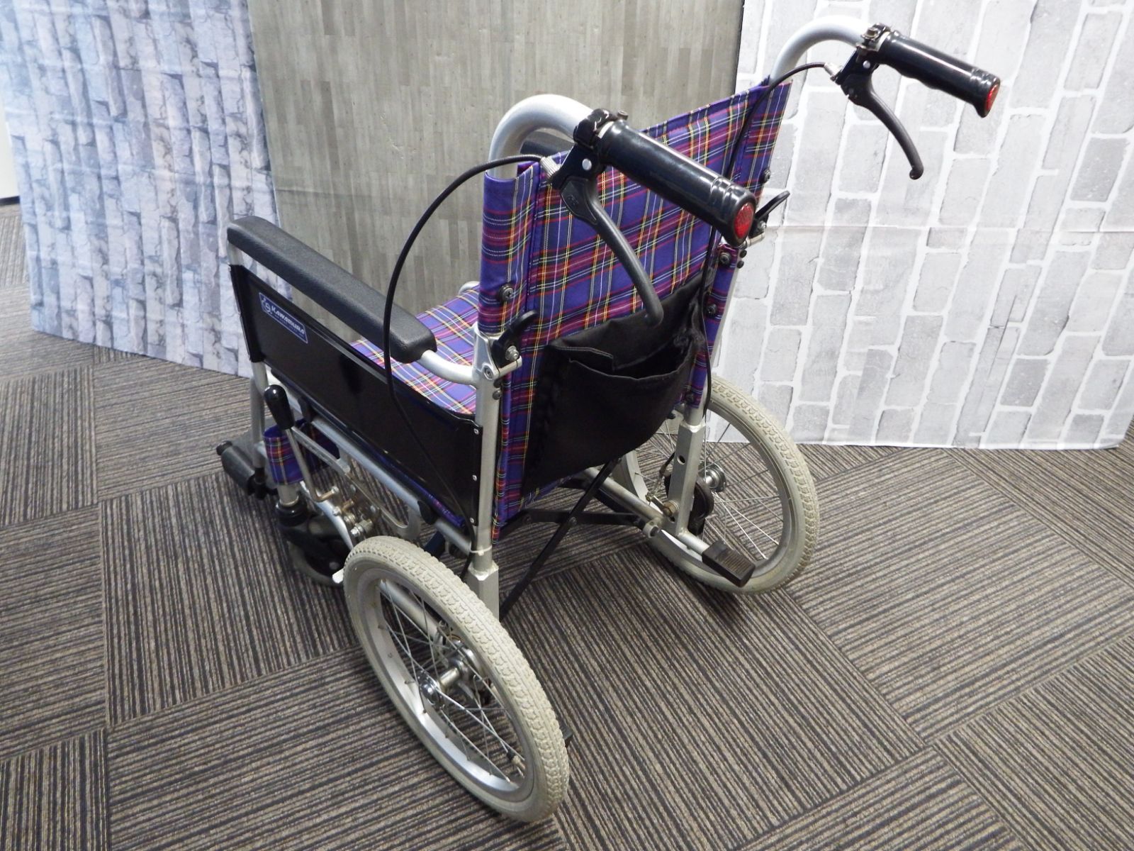 KAJ302 介助式車椅子