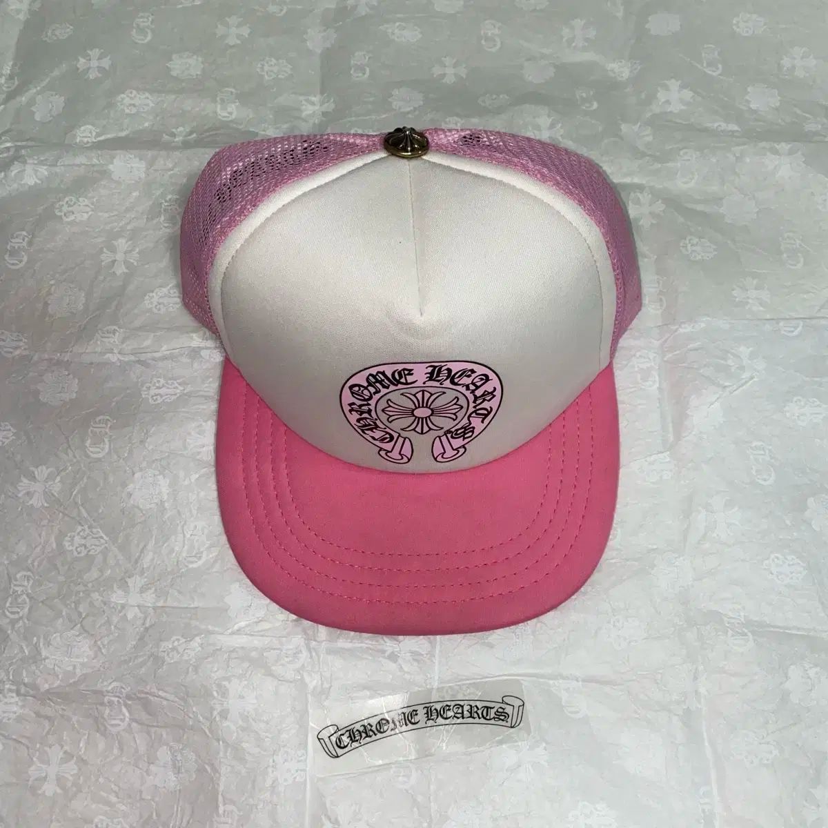 Free CHROME HAEATS クロムハーツ マティ BOY ボーイ セクシー レコード ホースシュー トラッカーハット ピンク 白