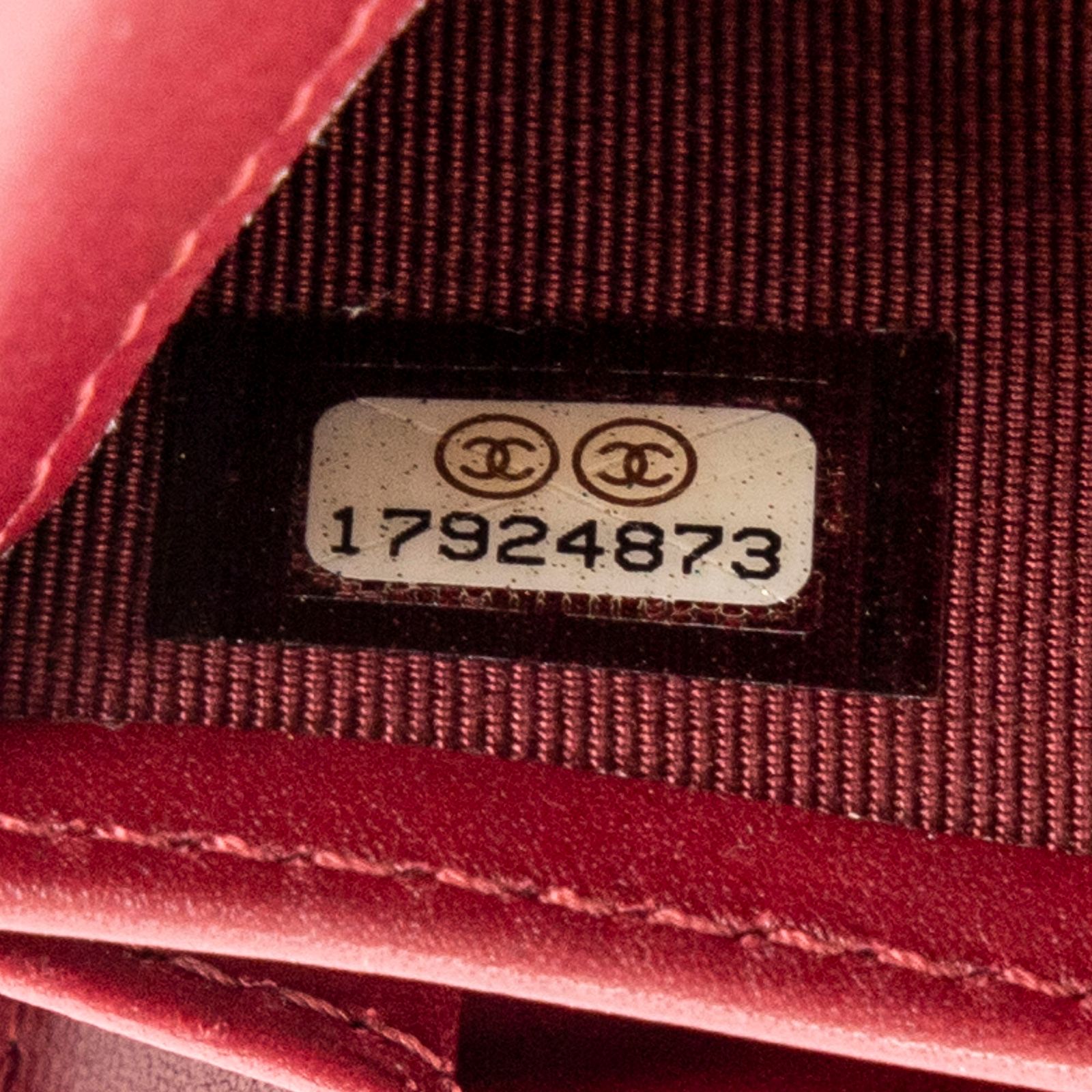 CHANEL シャネルハンプトンズ L フラップ ウォレット赤ダブルステッチラムスキンレザーA