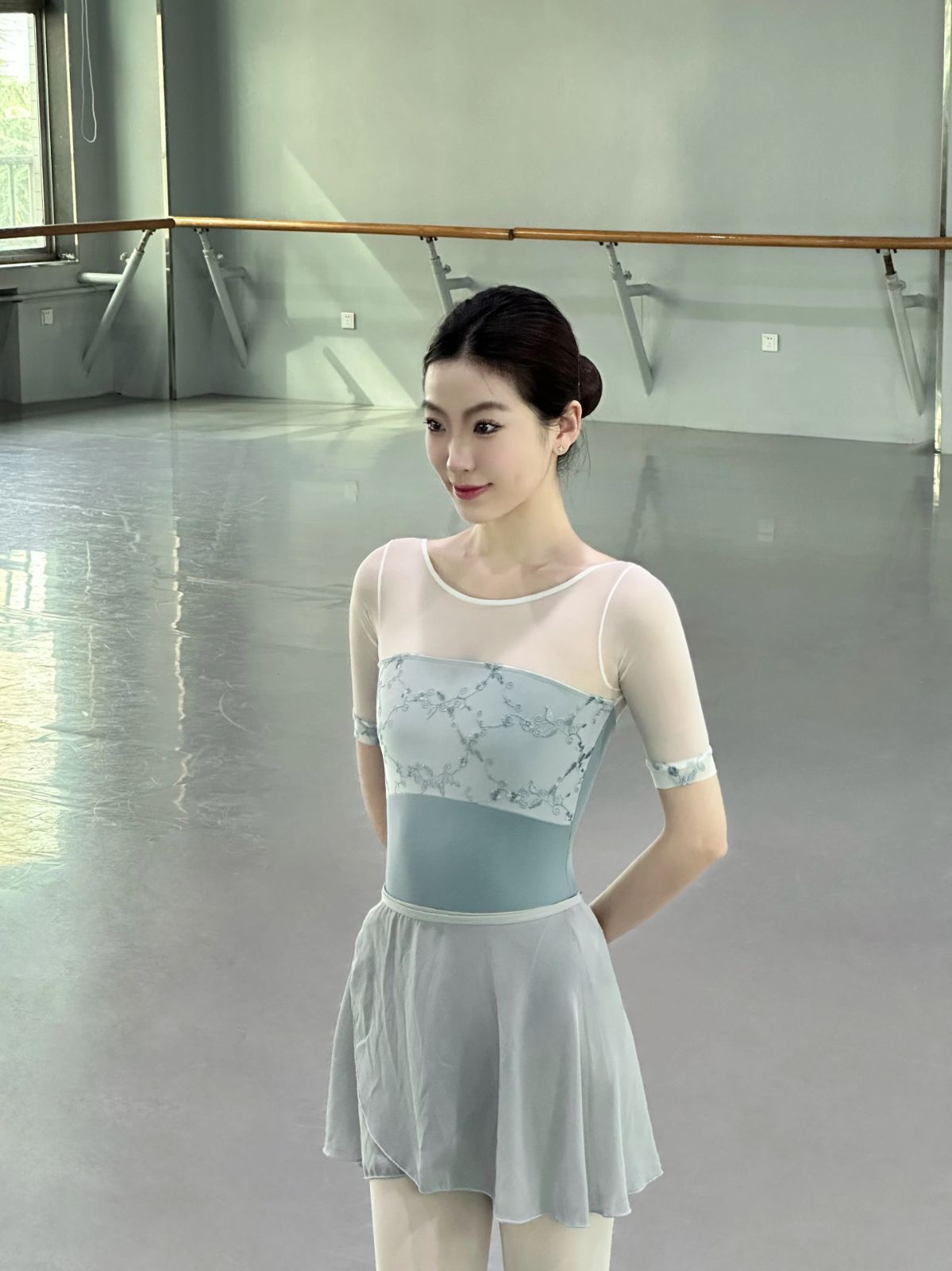 バレエレオタード　Stina 半袖　花柄　ホワイト ポーチ付き140-150cm バレエレオタード Stina 半袖 花柄 ホワイト ポーチ付き140-150cm