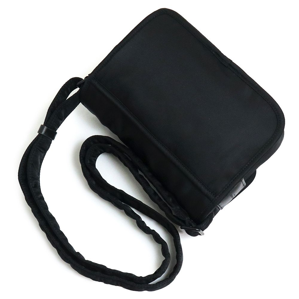 （未使用　展示品）サンローラン SAINT LAURENT ニキ スモール メッセンジャー ECONYL クロスボディ ショルダーバッグ 斜め掛け エコナイロン ブラック 黒 ダークシルバー金具 776611 サンローラン ニキ スモール メッセンジャー ECONYL クロスボディ