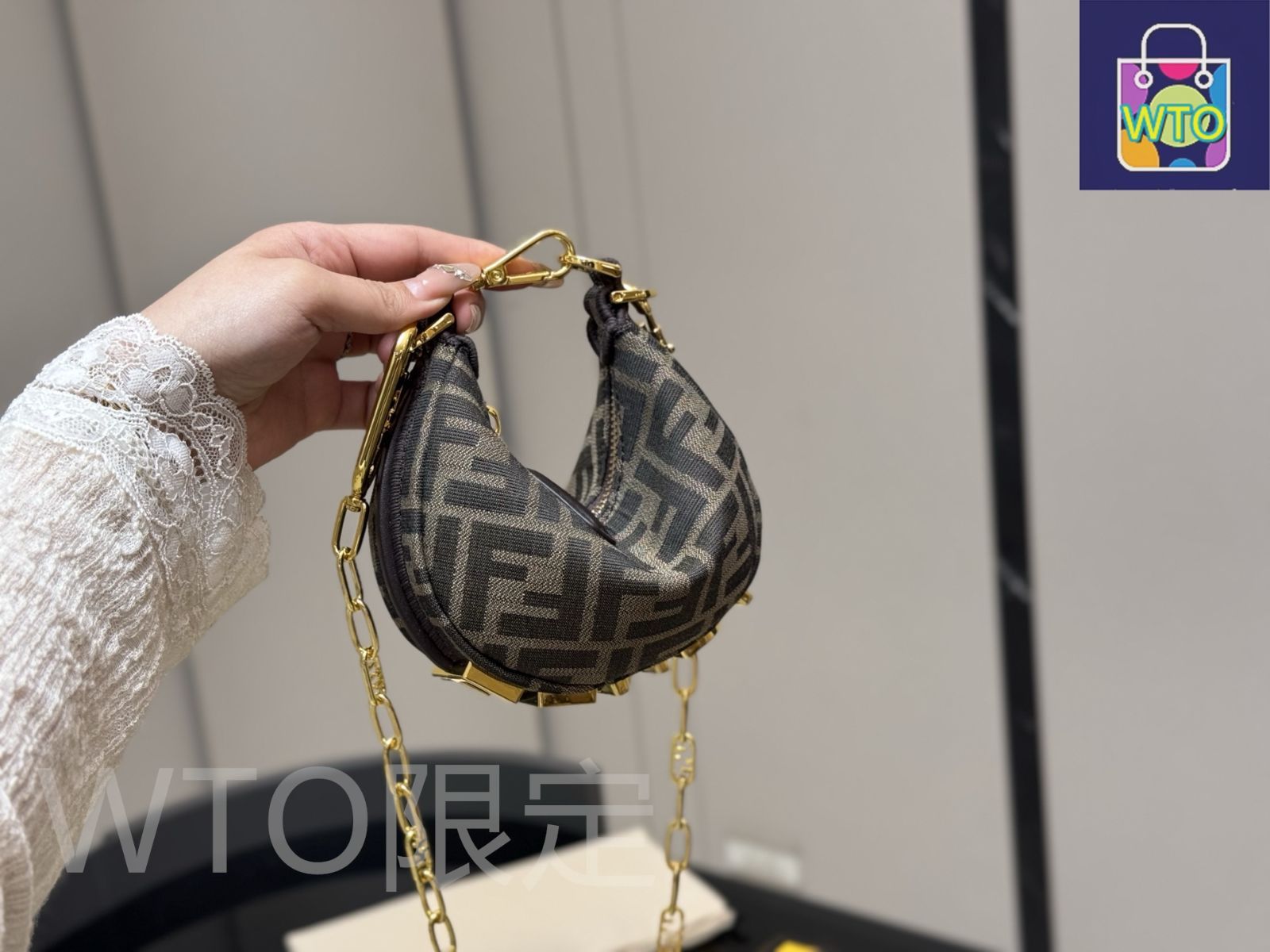 新品同様　美品　定価11万3000円　FENDI 　保証書付　箱付き　コマ付 77733-1_600x600_crop_center.