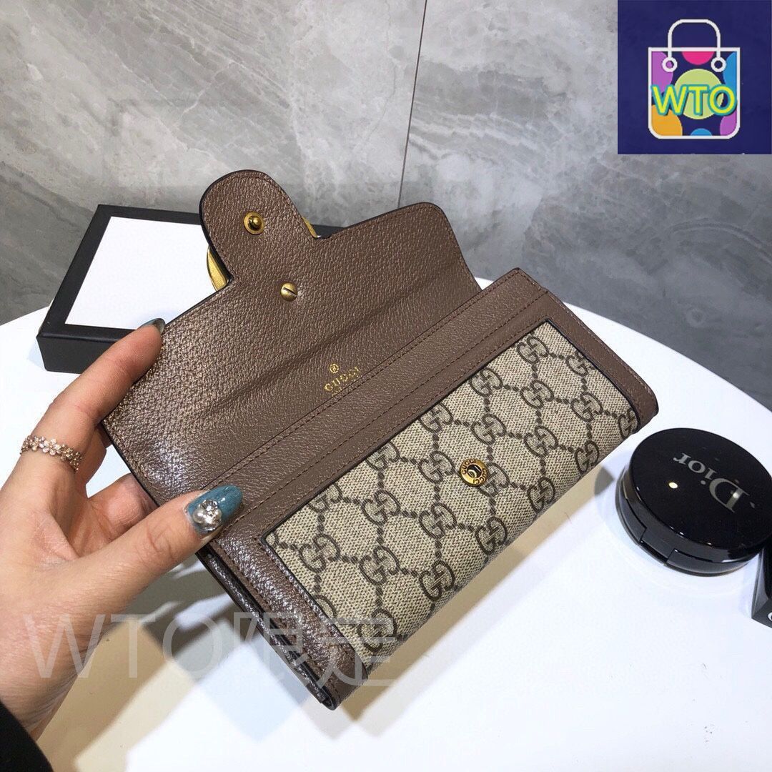 ウォレット クレジットカードスロットに紙幣と手形を収納し