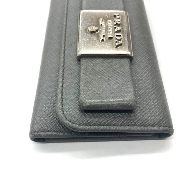 プラダ レザー 6連キーケース リボン 金具 グレー シルバー フィオッコ 本革 PRADA プラダ 6連キーケース レザー グレー リボン - メルカリ