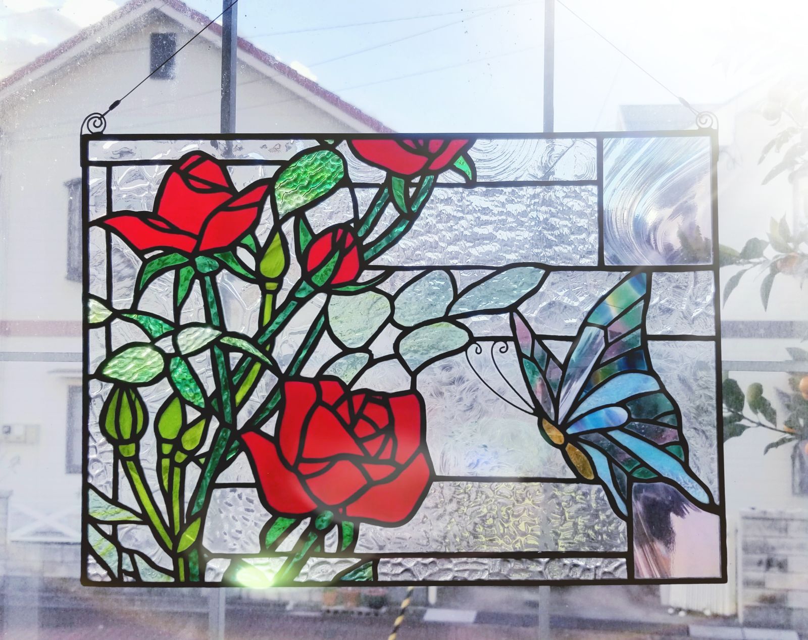 ステンドグラス　ピンクと赤いバラと蝶のパネル　特大サイズ ステンドグラス ピンクと赤いバラと蝶のパネル 特大サイズ - メルカリ