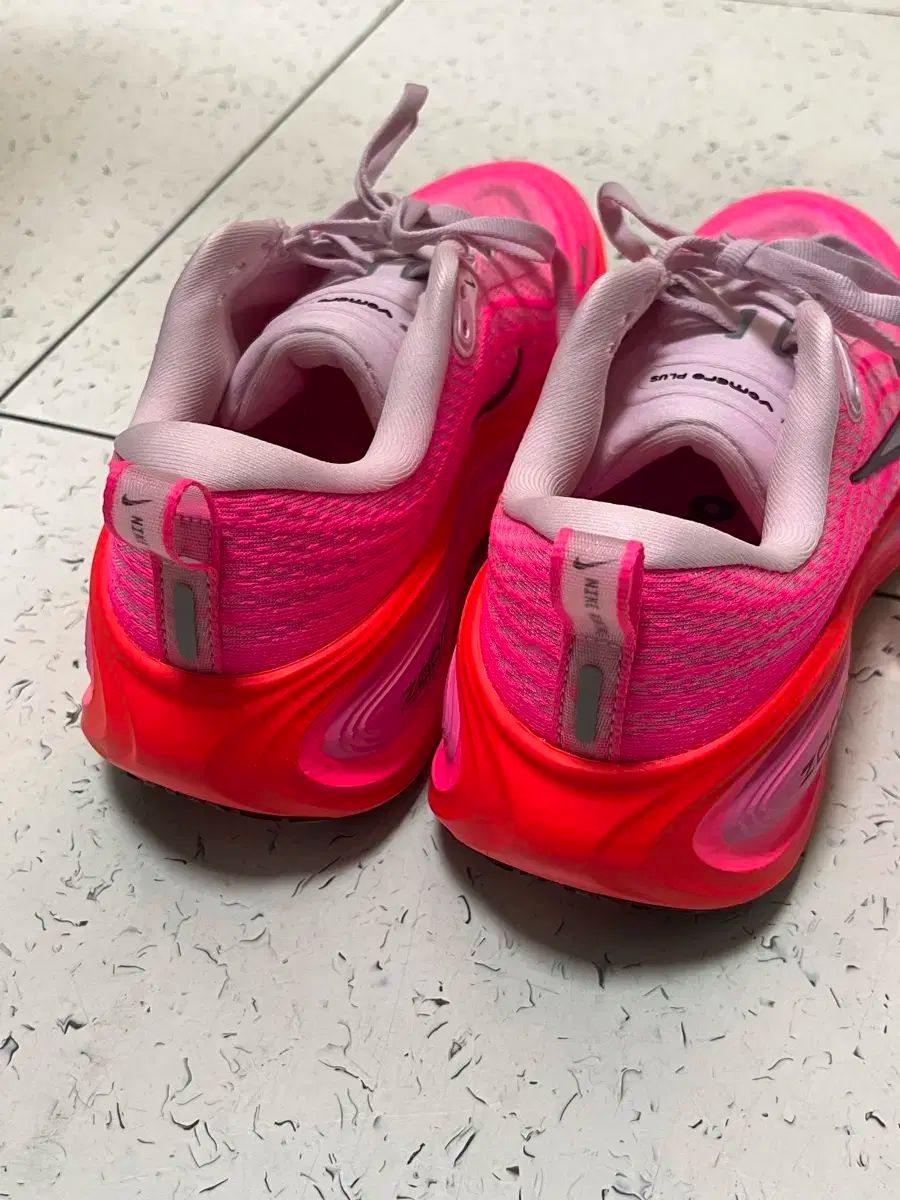 NIKE ナイキ ボメロプラス 240