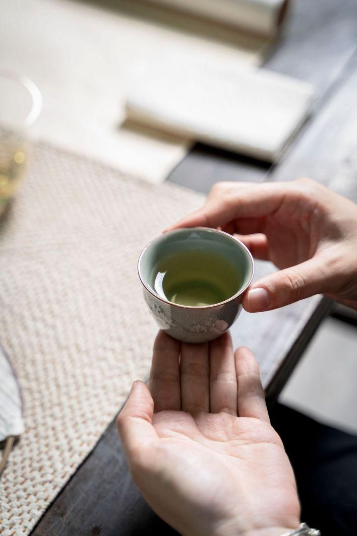 未使用品   中国美術 湯呑み2つ  茶器  青磁茶杯 煎茶道具 青磁蓮弁杯 未使用品 中国美術 湯呑み 茶器2つ 煎茶道具 青磁玉蘭彫刻主人杯